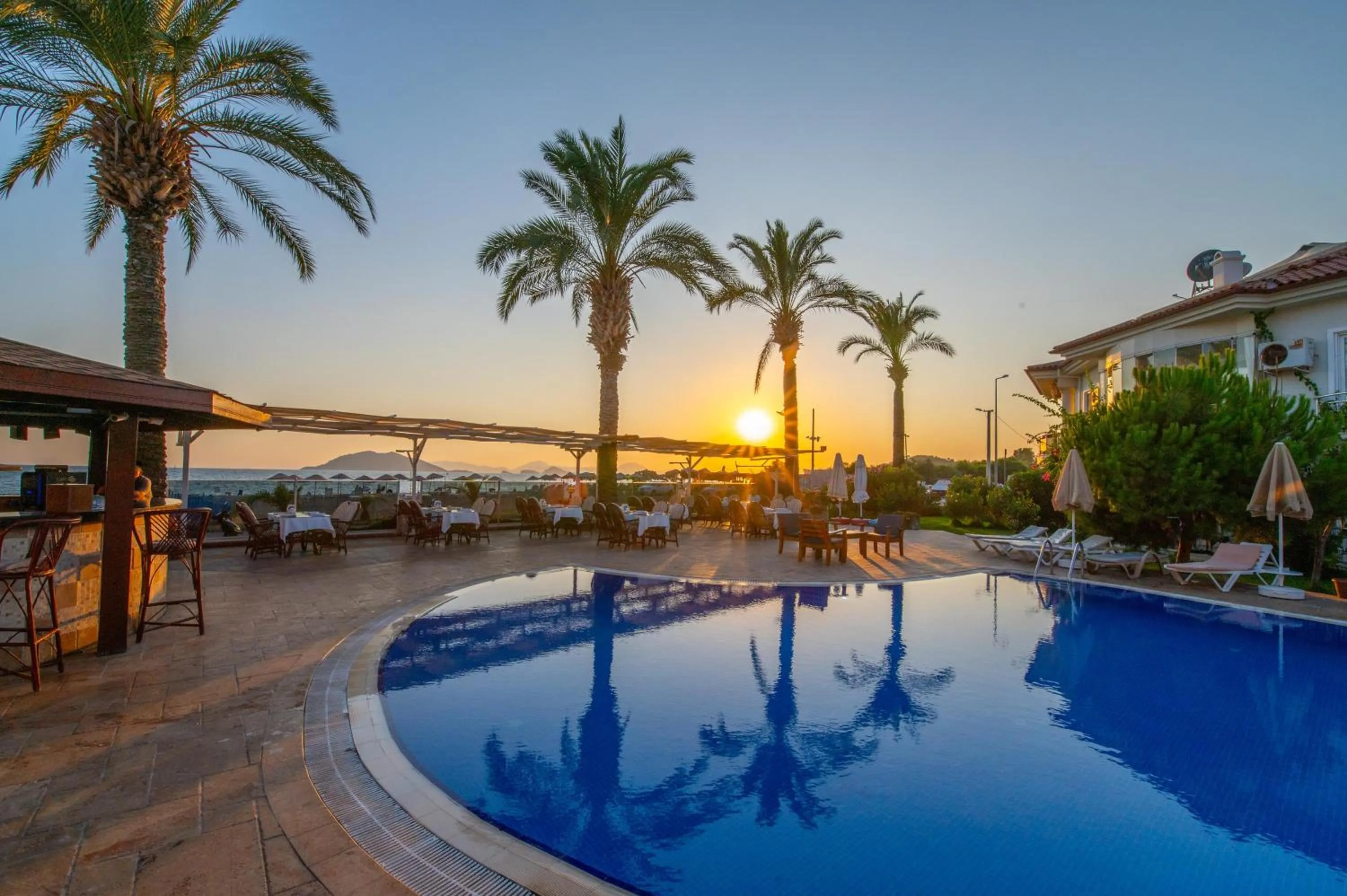 Pool view in Sunset Beach Resort Aqua Lettings