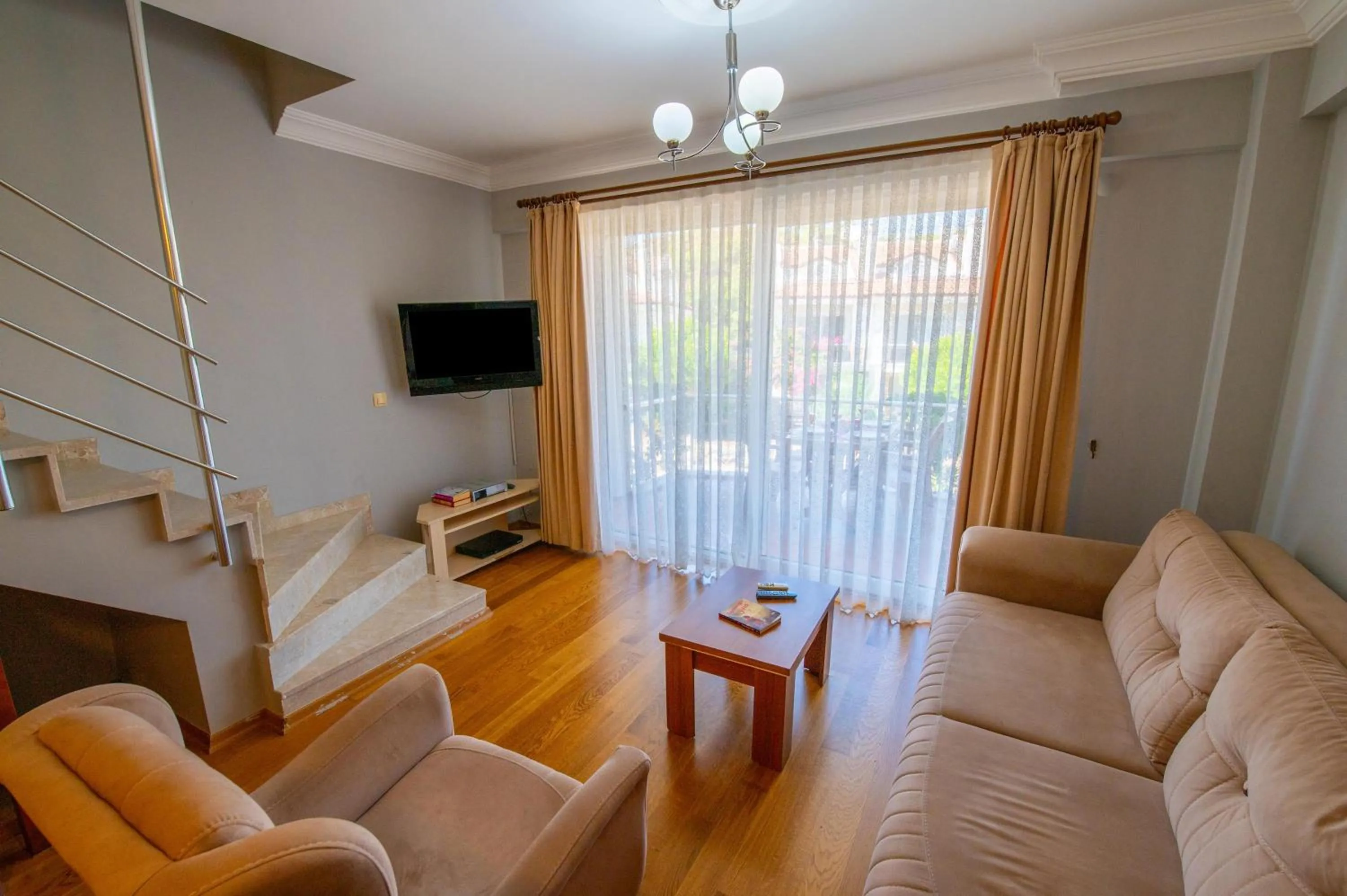 Communal lounge/ TV room in Sunset Beach Resort Aqua Lettings