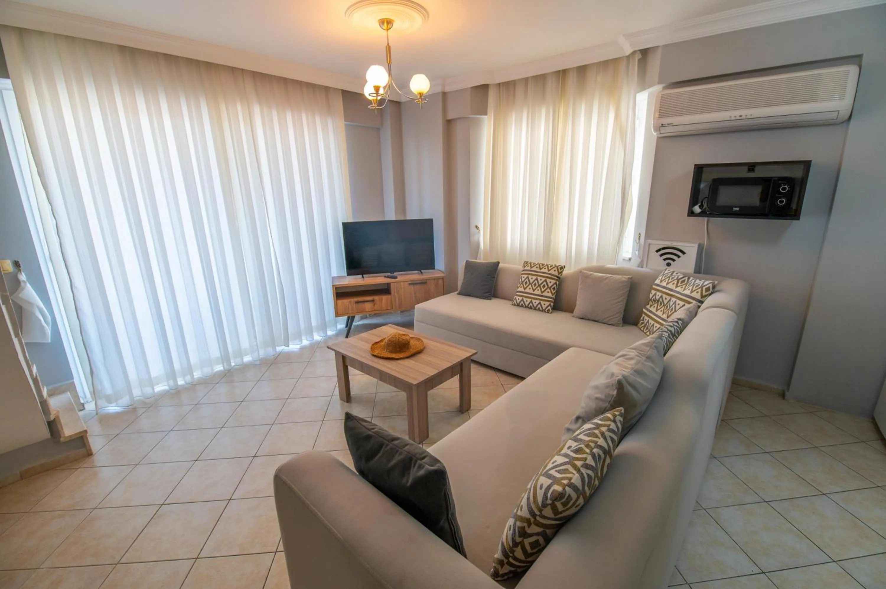 Communal lounge/ TV room in Sunset Beach Resort Aqua Lettings