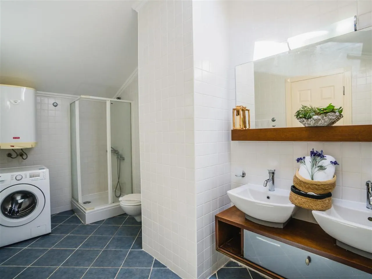 Shower in Sunset Beach Resort Aqua Lettings