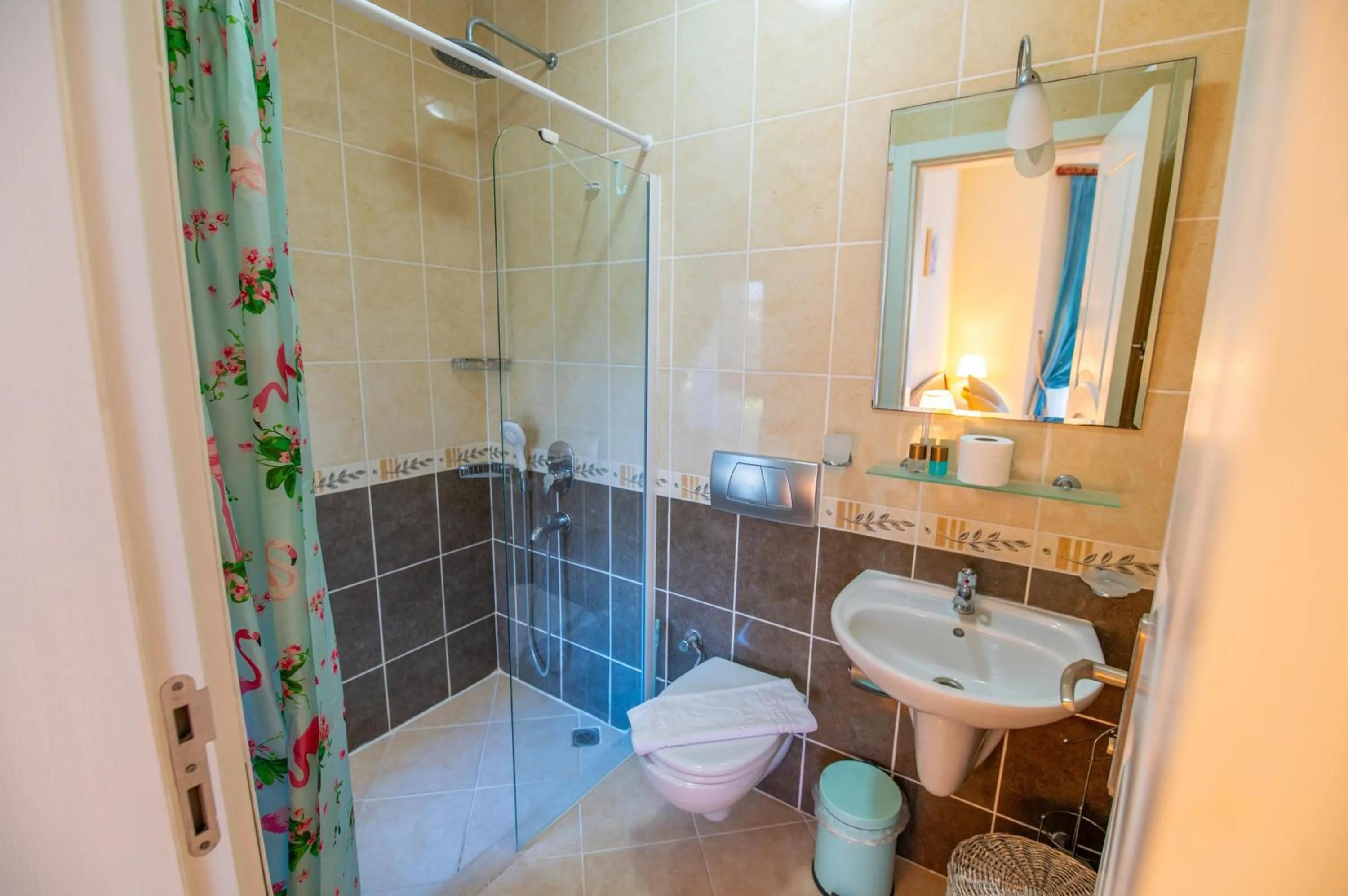 Shower in Sunset Beach Resort Aqua Lettings