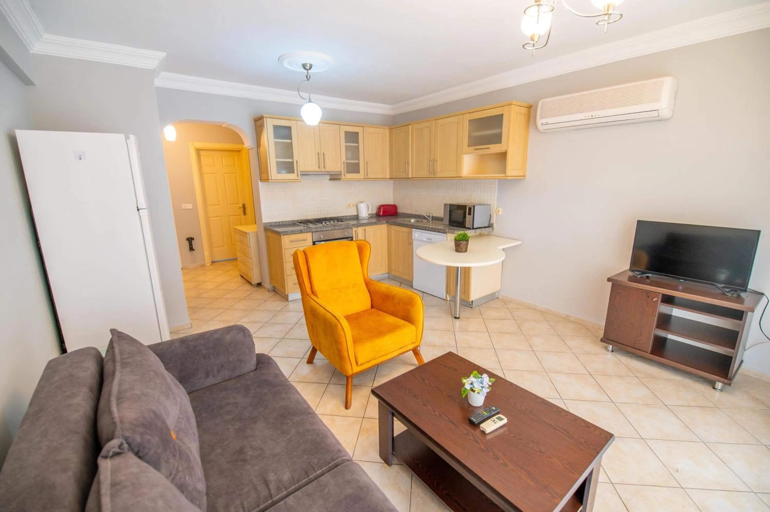 Communal lounge/ TV room in Sunset Beach Resort Aqua Lettings