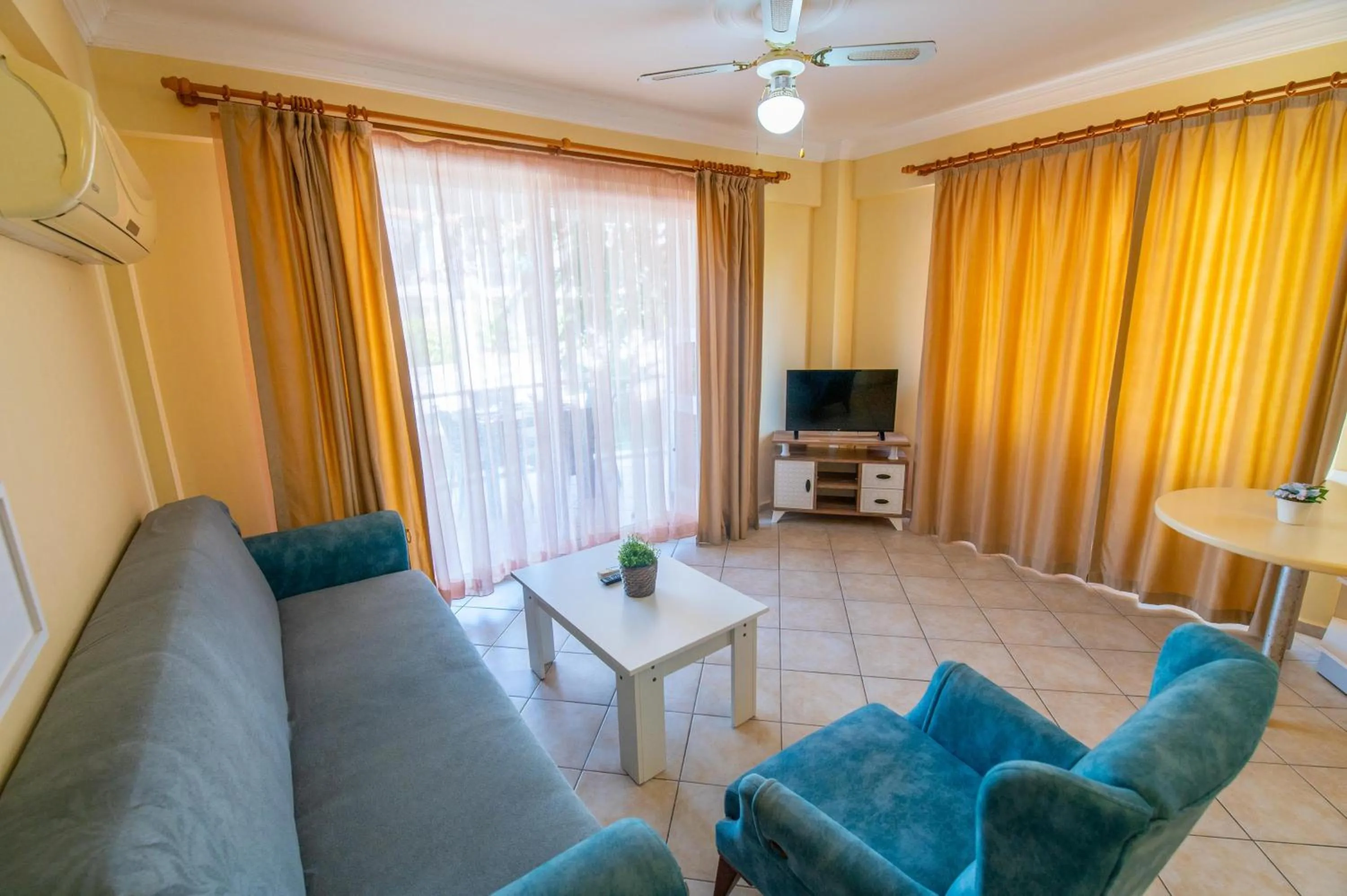 Communal lounge/ TV room in Sunset Beach Resort Aqua Lettings