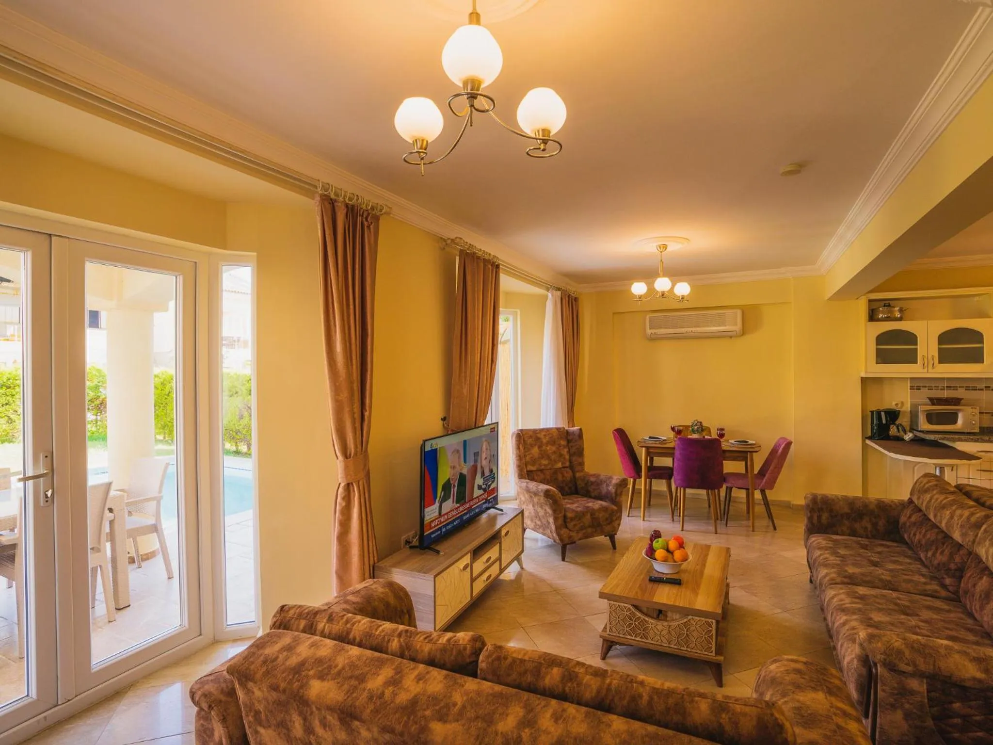 Communal lounge/ TV room in Sunset Beach Resort Aqua Lettings