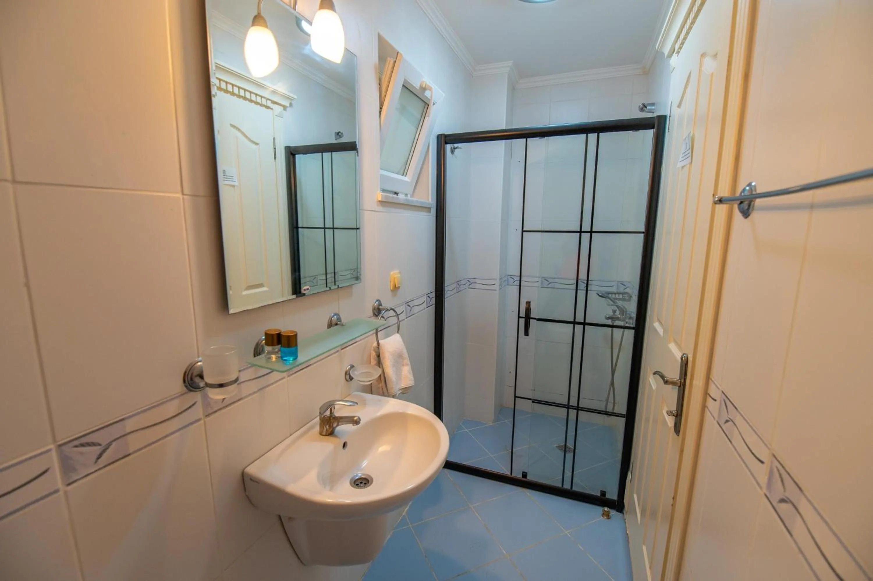 Shower in Sunset Beach Resort Aqua Lettings