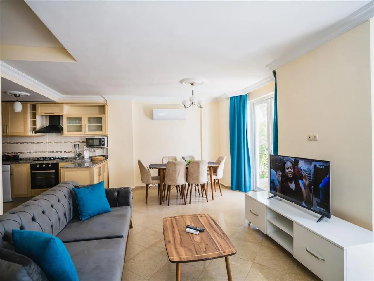 Communal lounge/ TV room in Sunset Beach Resort Aqua Lettings