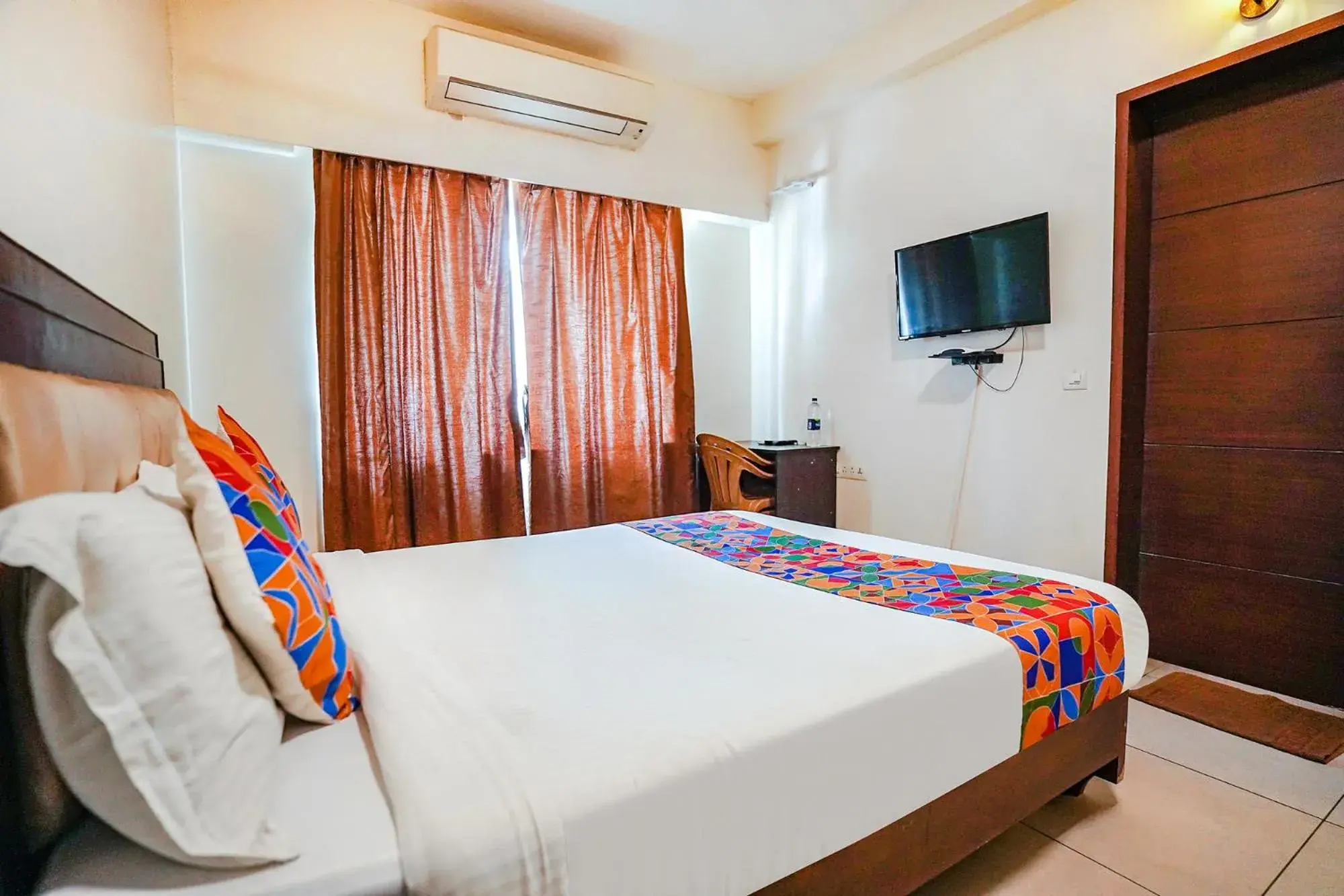 Communal lounge/ TV room, Bed in FabHotel Home Tree Service Apartment - Nr Anna Tower Communal lounge/ TV room, Bed in FabHotel Home Tree Service Apartment - Nr Anna Tower