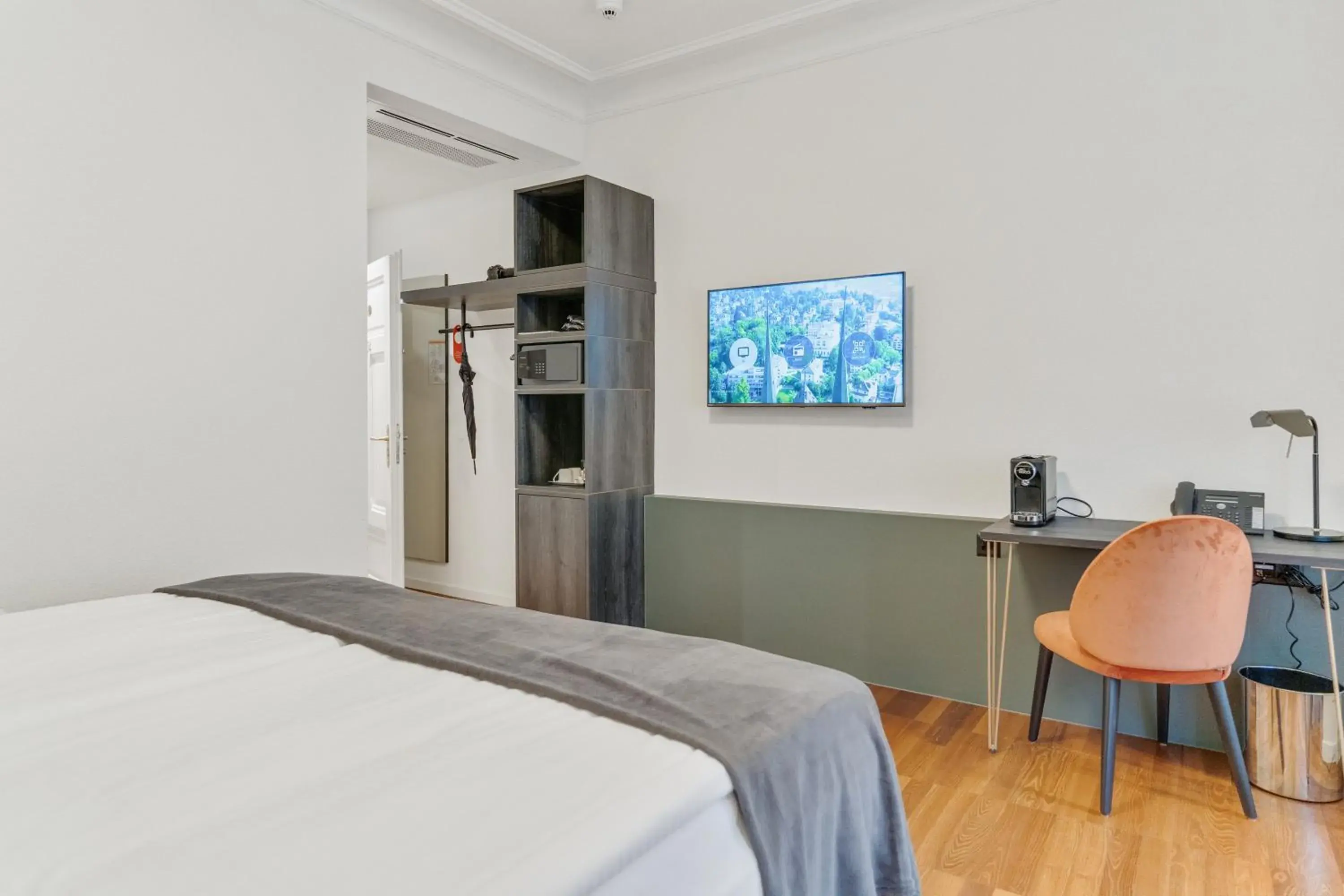 Coffee/tea facilities, Bed in Waldstätterhof Swiss Quality Hotel Coffee/tea facilities, Bed in Waldstätterhof Swiss Quality Hotel