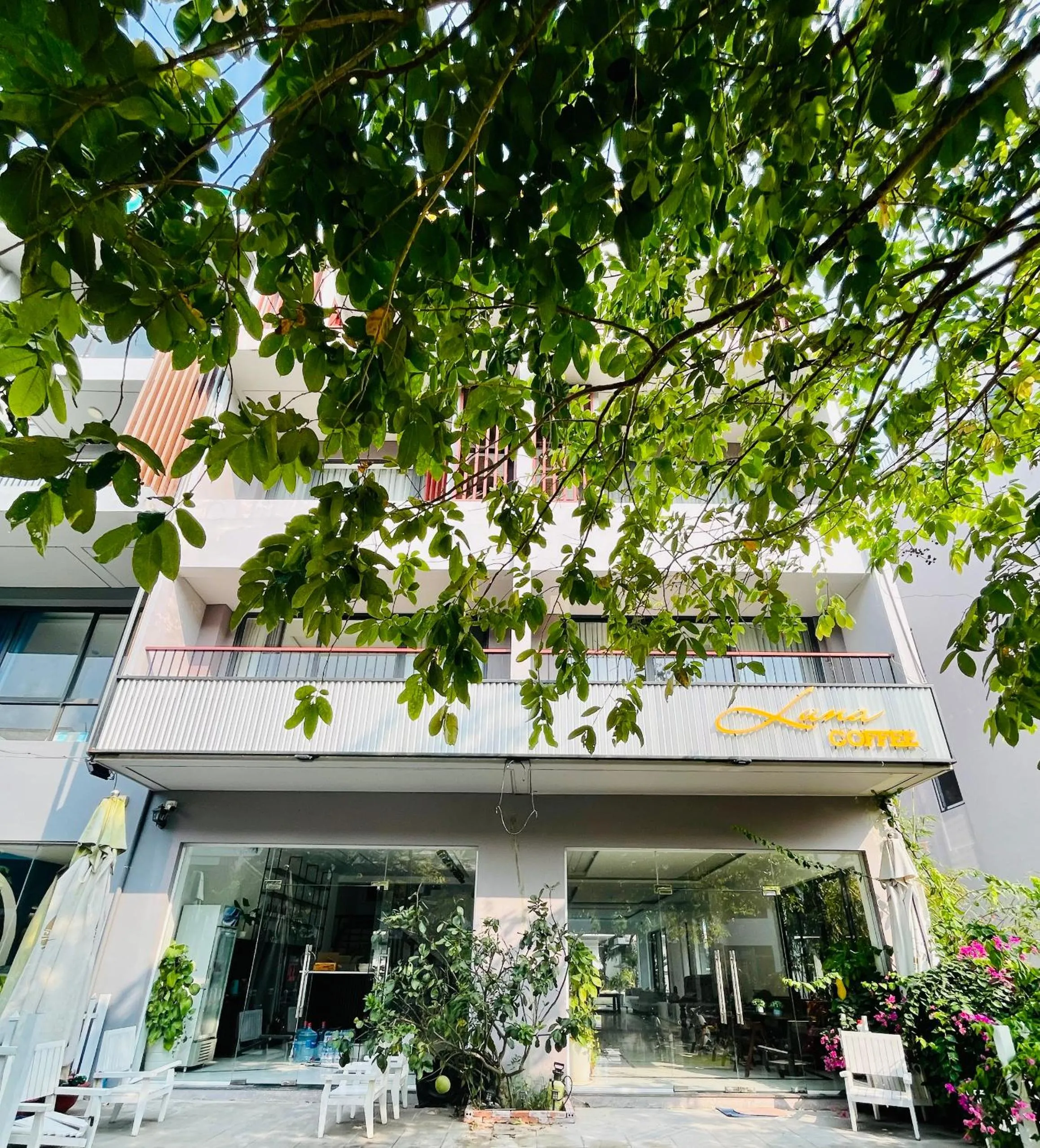 Property building in Luna Oriental