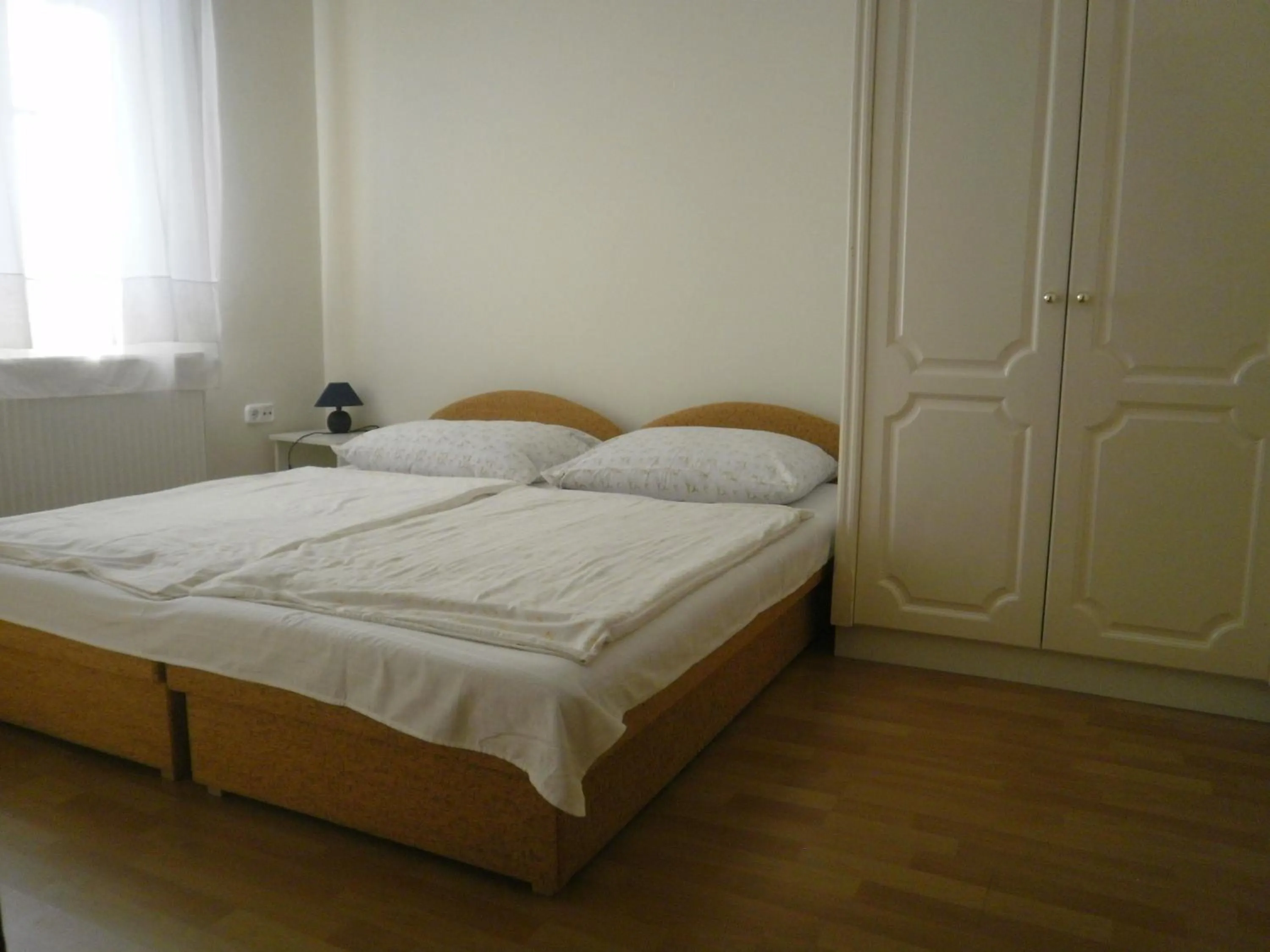 Bed in Zalakarosi Égerfa Nyaralóház Földszinti és Emeleti Apartman