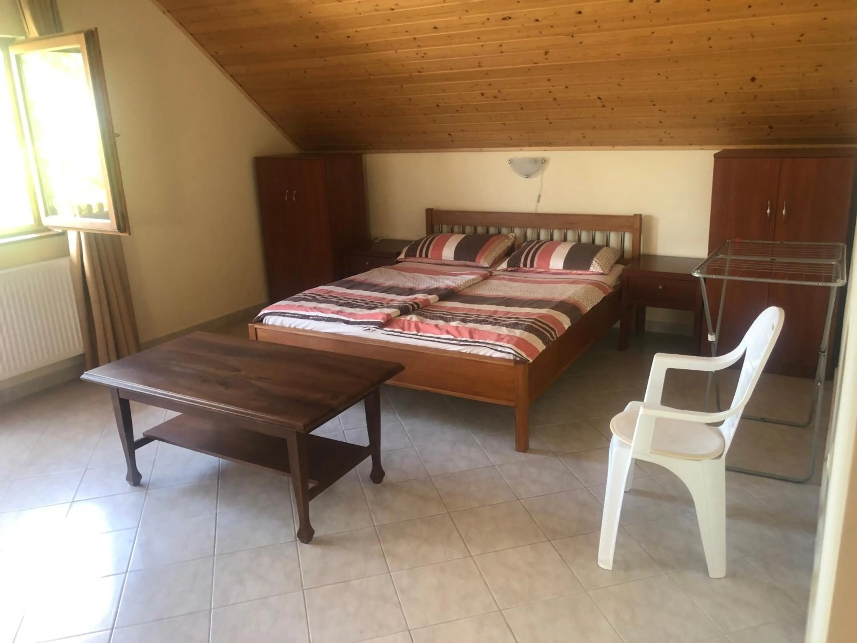 Bed in Zalakarosi Égerfa Nyaralóház Földszinti és Emeleti Apartman