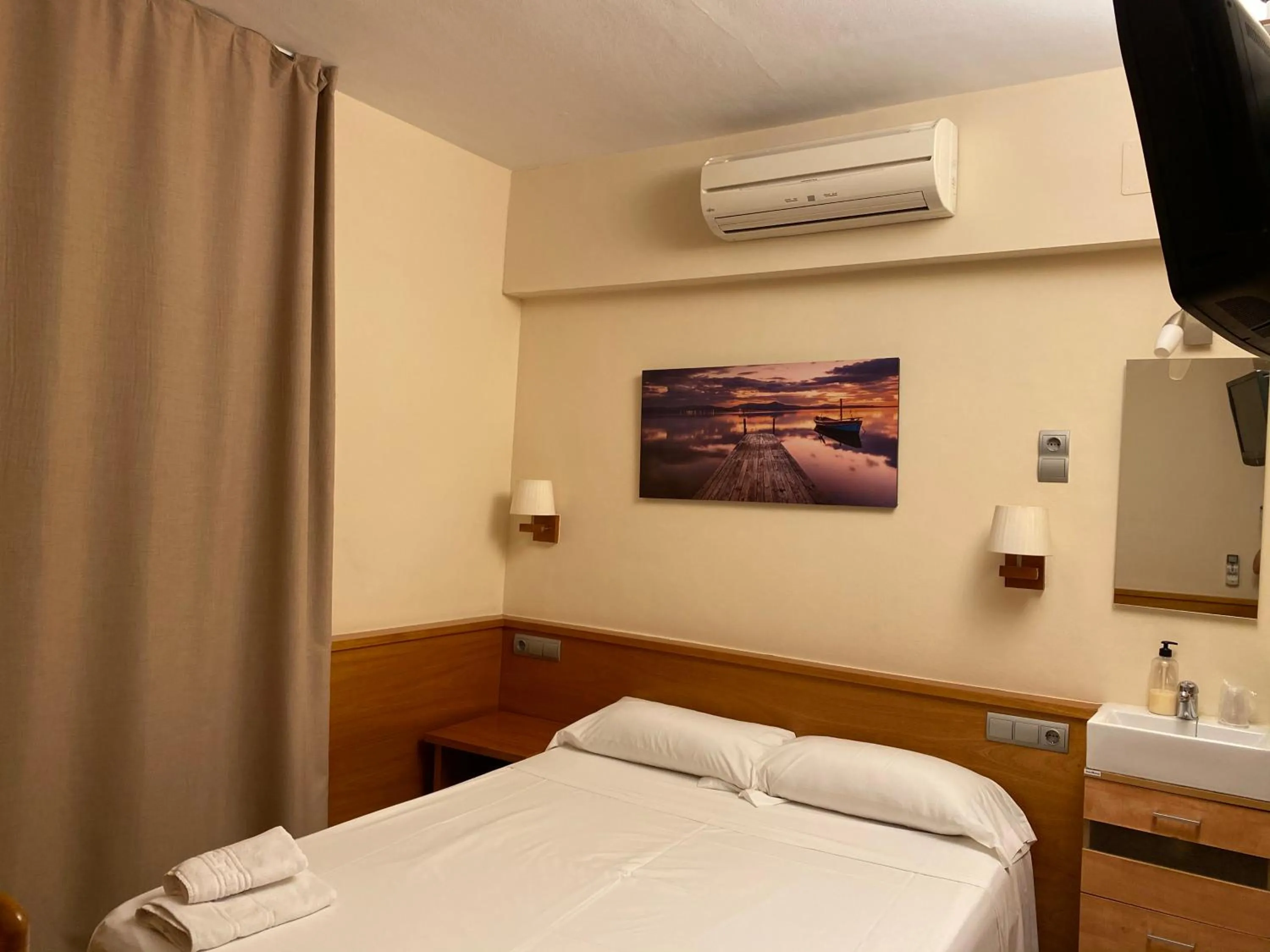 Bedroom, Bed in HOSTAL GALICIA CARDEDEU