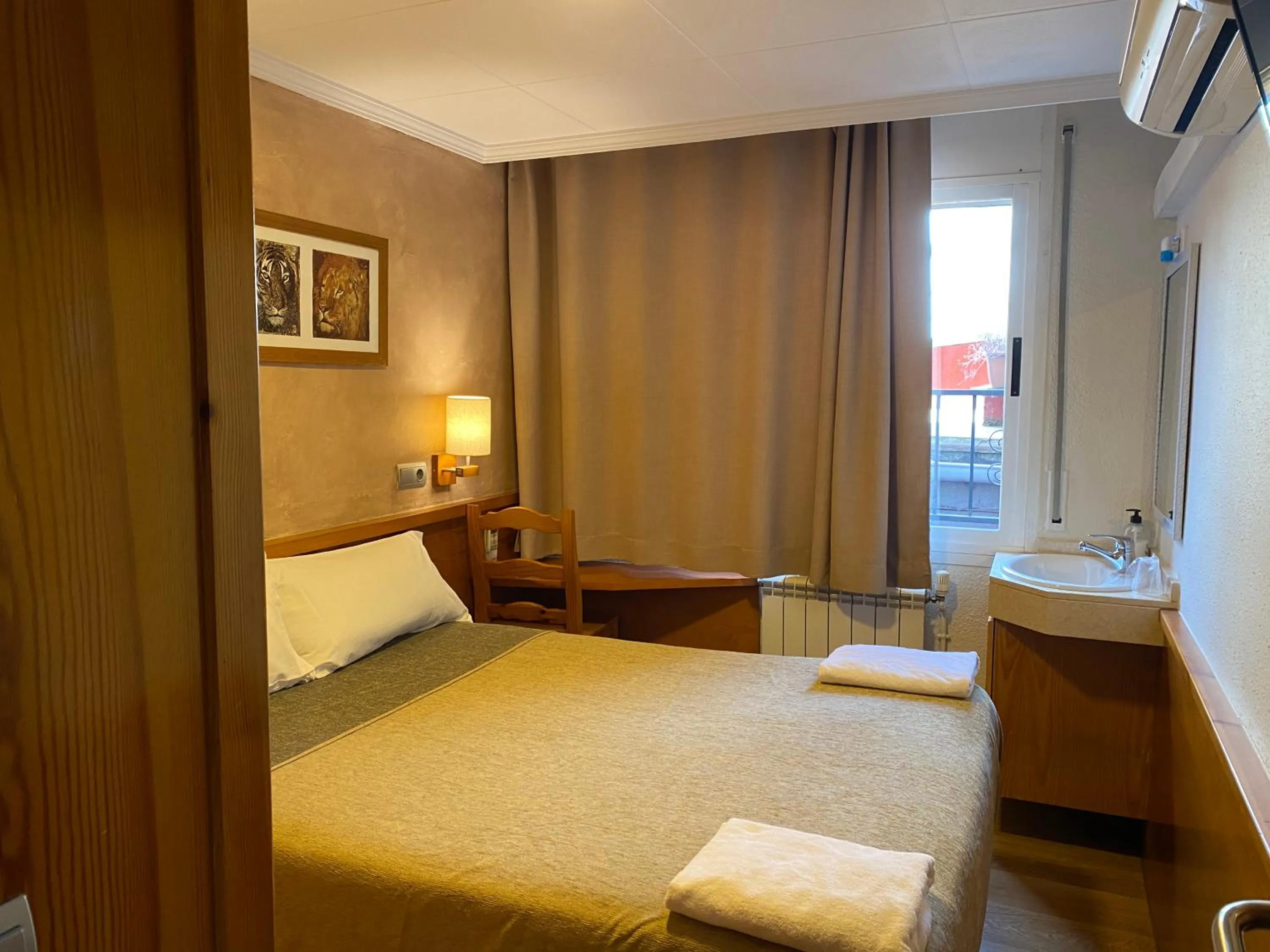 Bedroom, Bed in HOSTAL GALICIA CARDEDEU