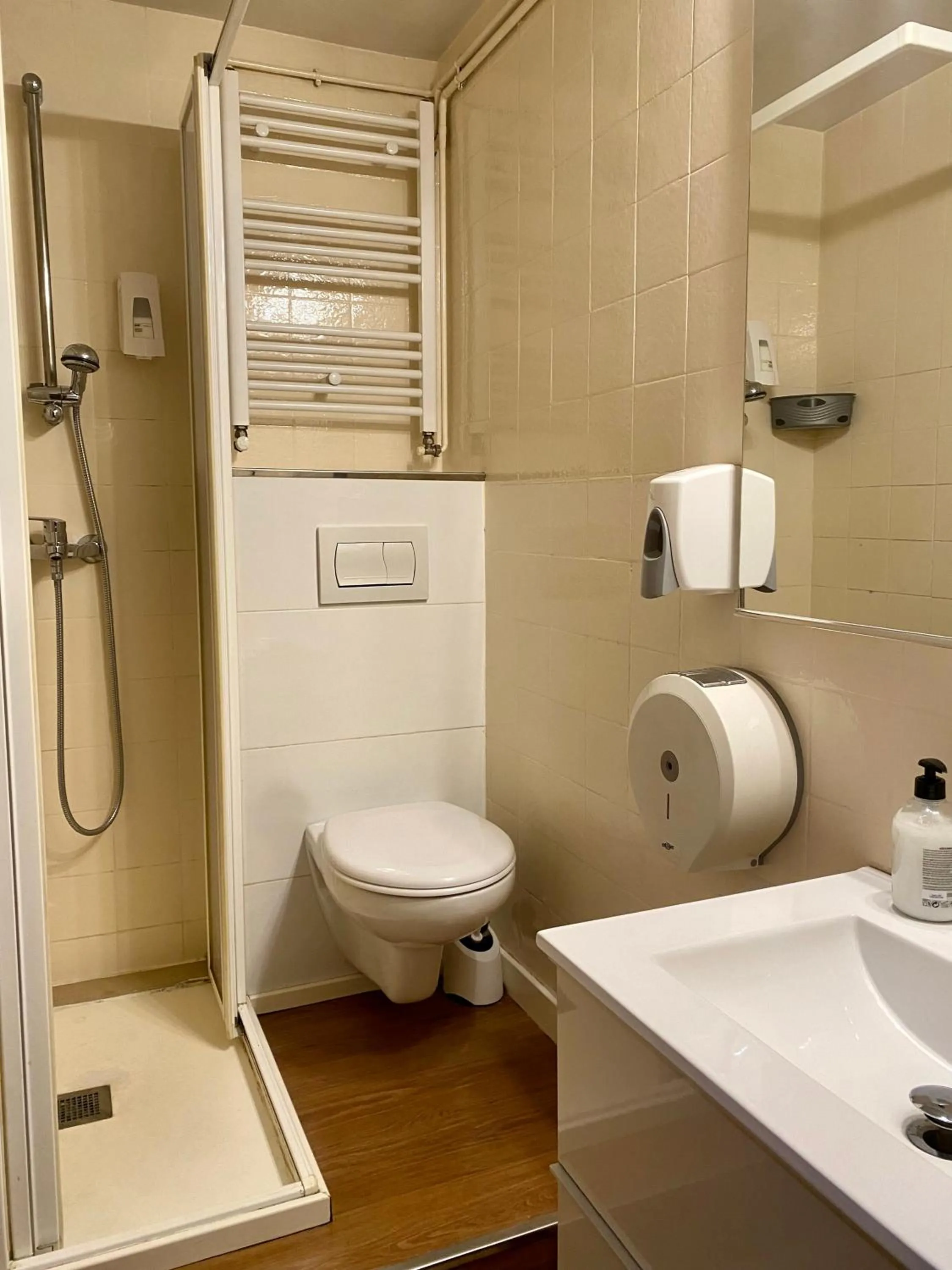 Toilet in HOSTAL GALICIA CARDEDEU