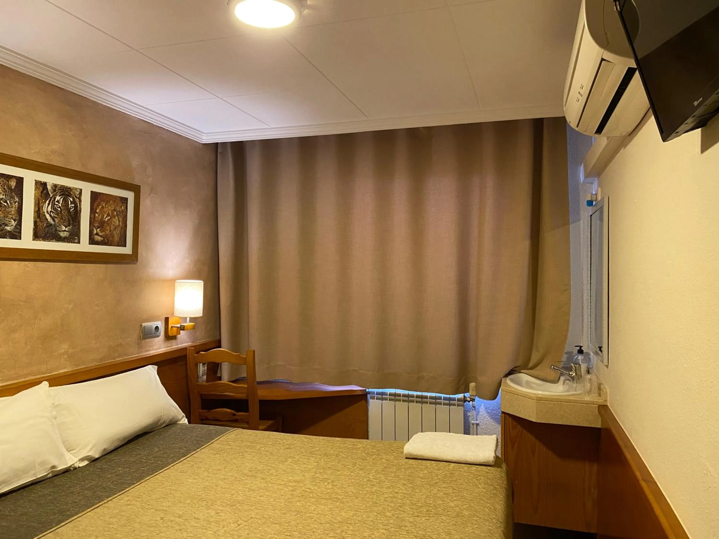 Bedroom, Bed in HOSTAL GALICIA CARDEDEU