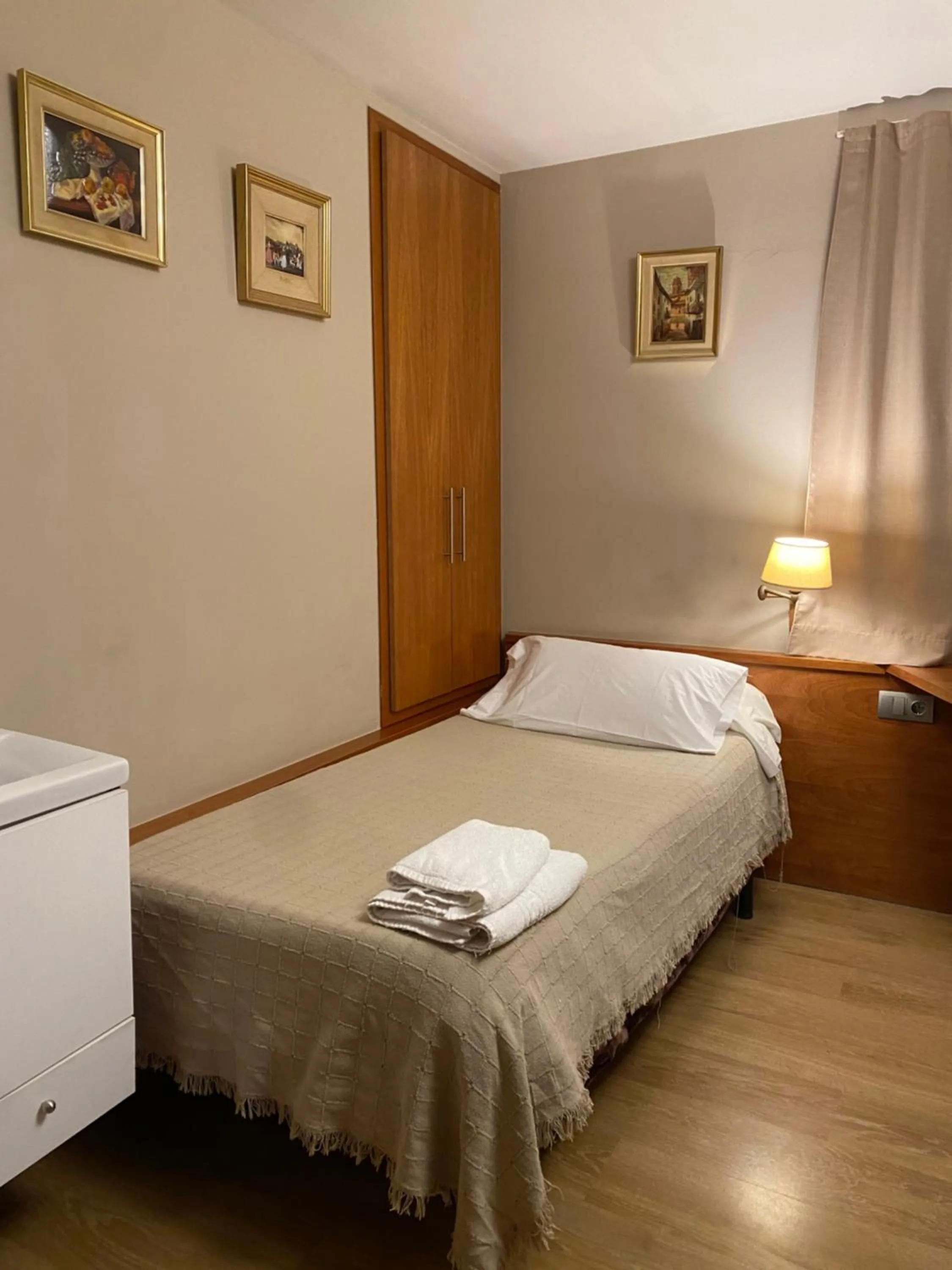 Bed in HOSTAL GALICIA CARDEDEU