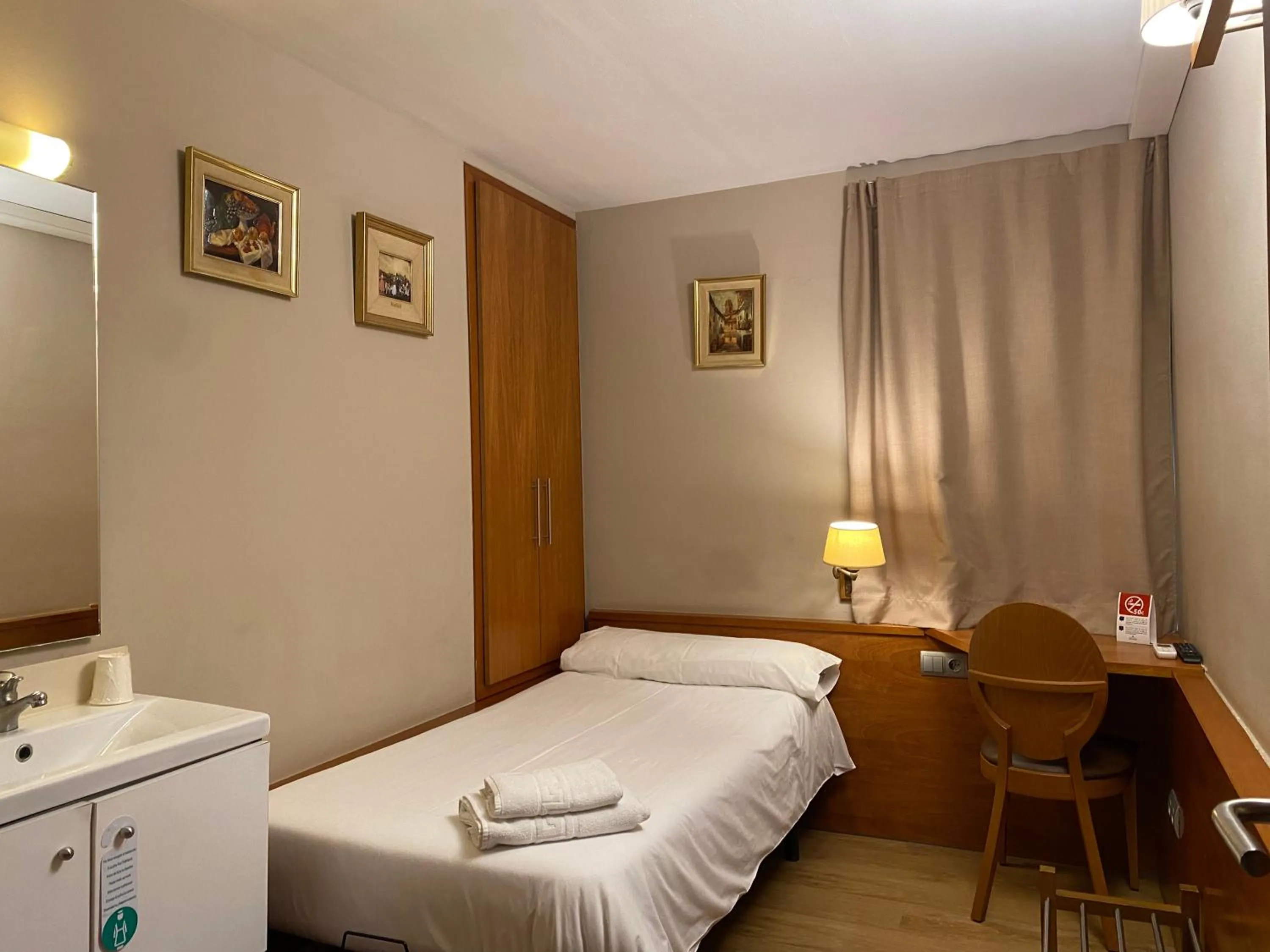 Bedroom, Bed in HOSTAL GALICIA CARDEDEU