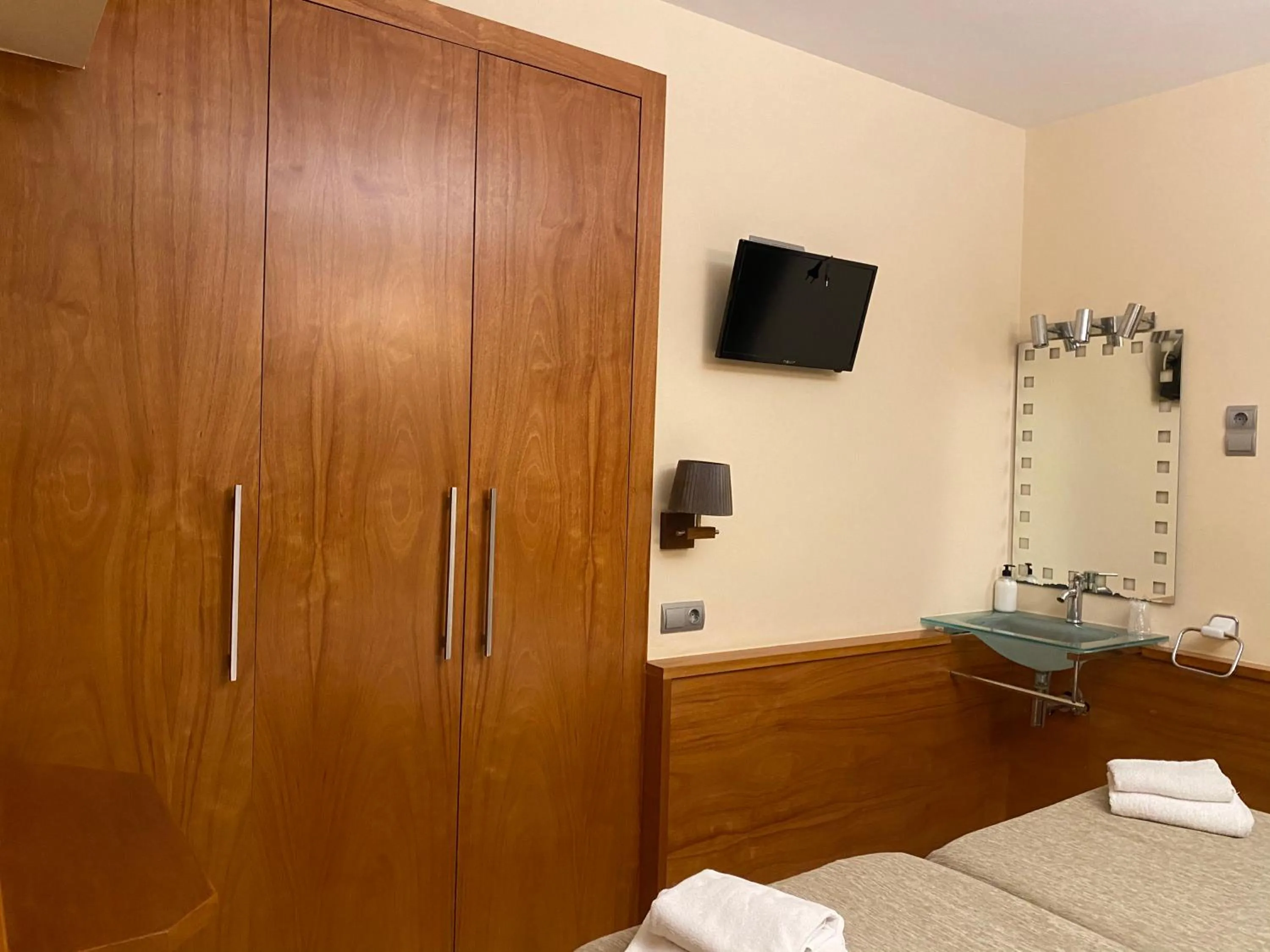 TV and multimedia, Bed in HOSTAL GALICIA CARDEDEU