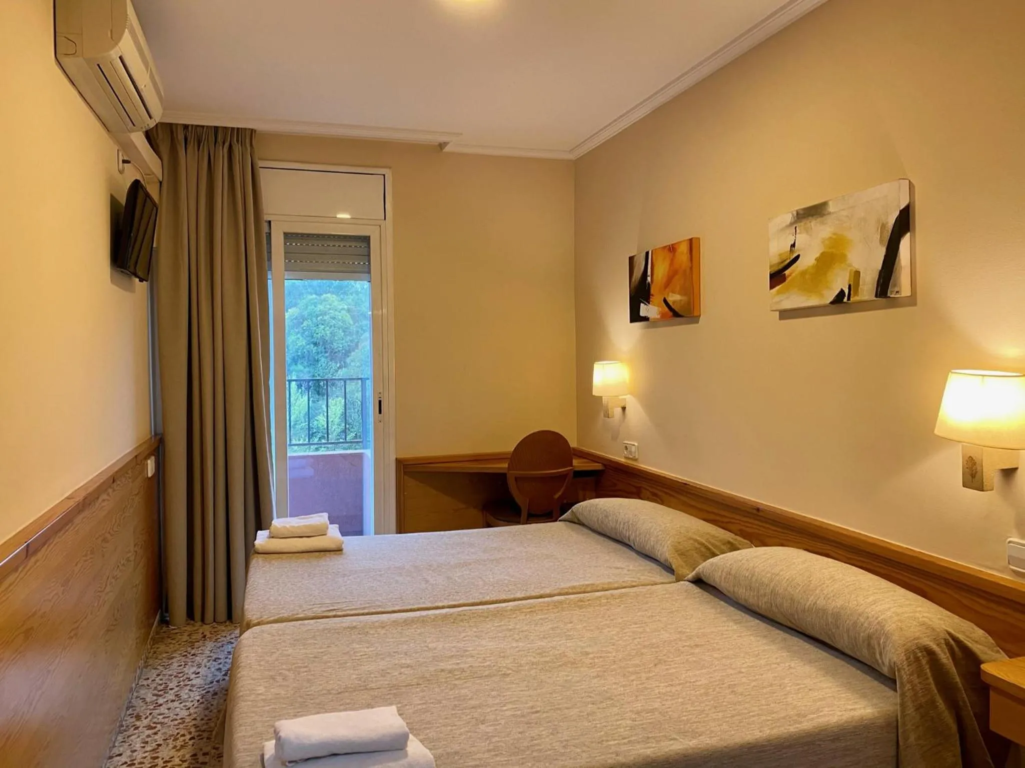 Bedroom, Bed in HOSTAL GALICIA CARDEDEU