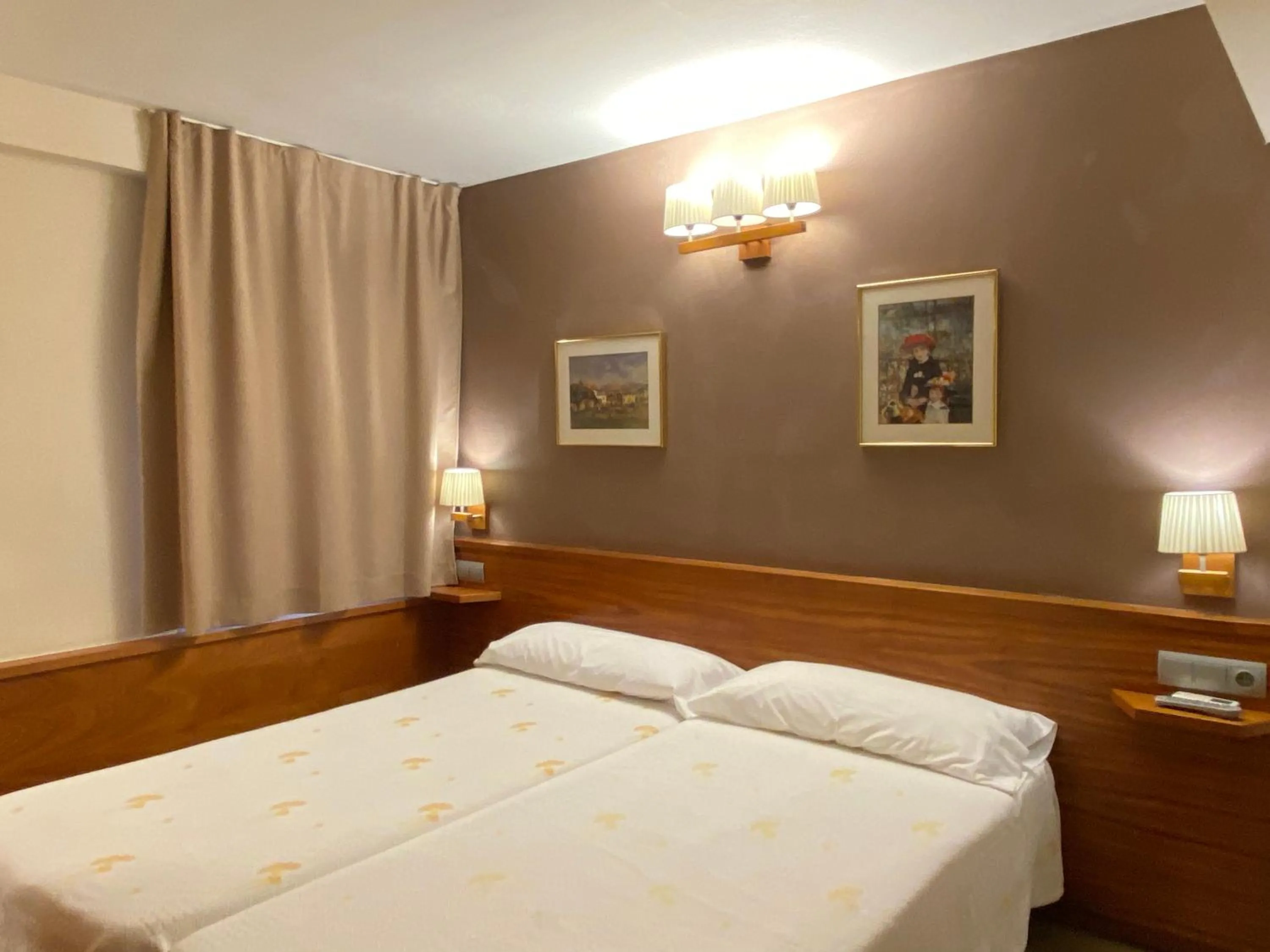 Bedroom, Bed in HOSTAL GALICIA CARDEDEU
