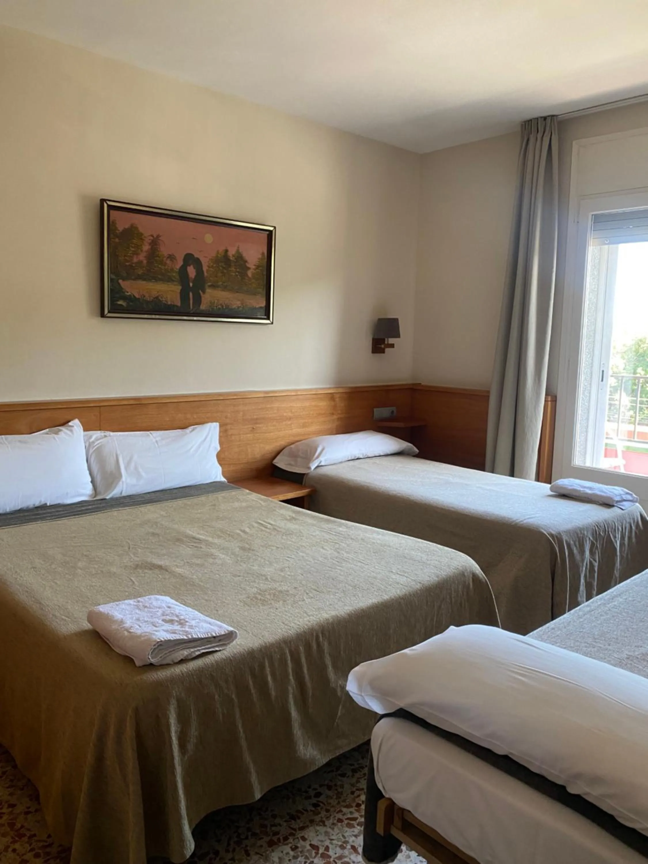 Bedroom, Bed in HOSTAL GALICIA CARDEDEU