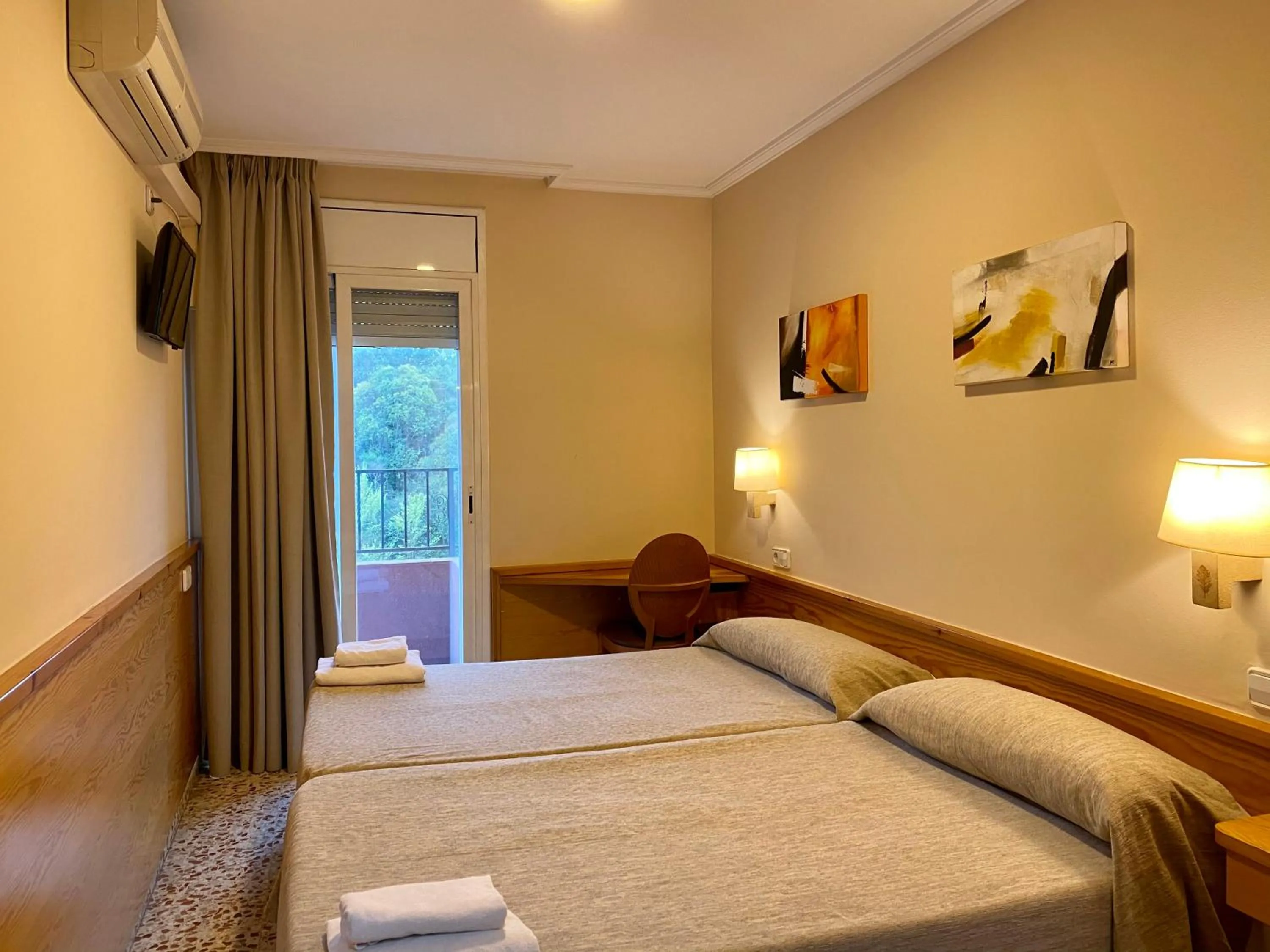 Bed in HOSTAL GALICIA CARDEDEU