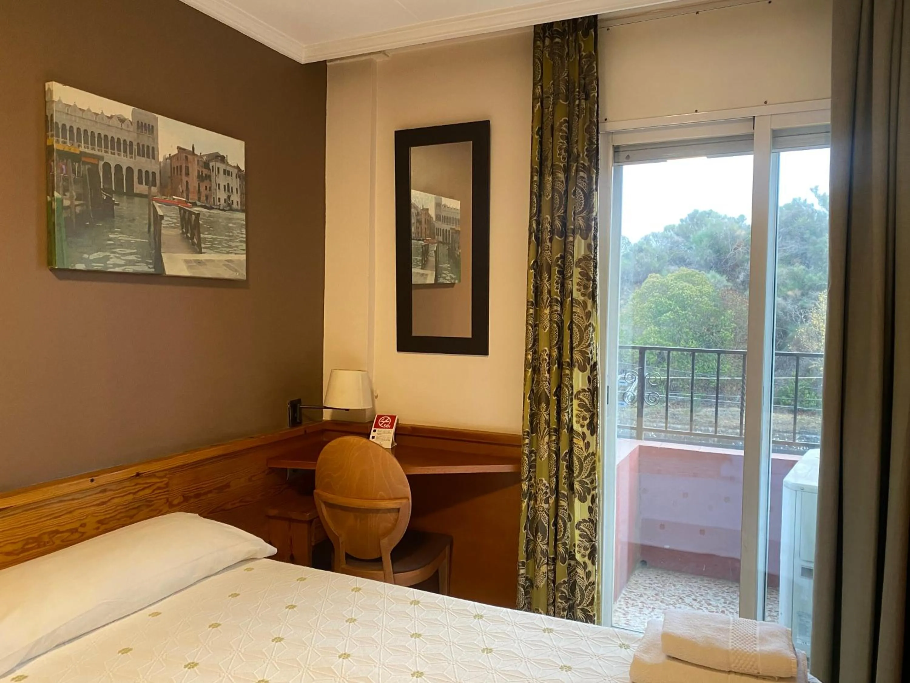 Balcony/Terrace, Bed in HOSTAL GALICIA CARDEDEU