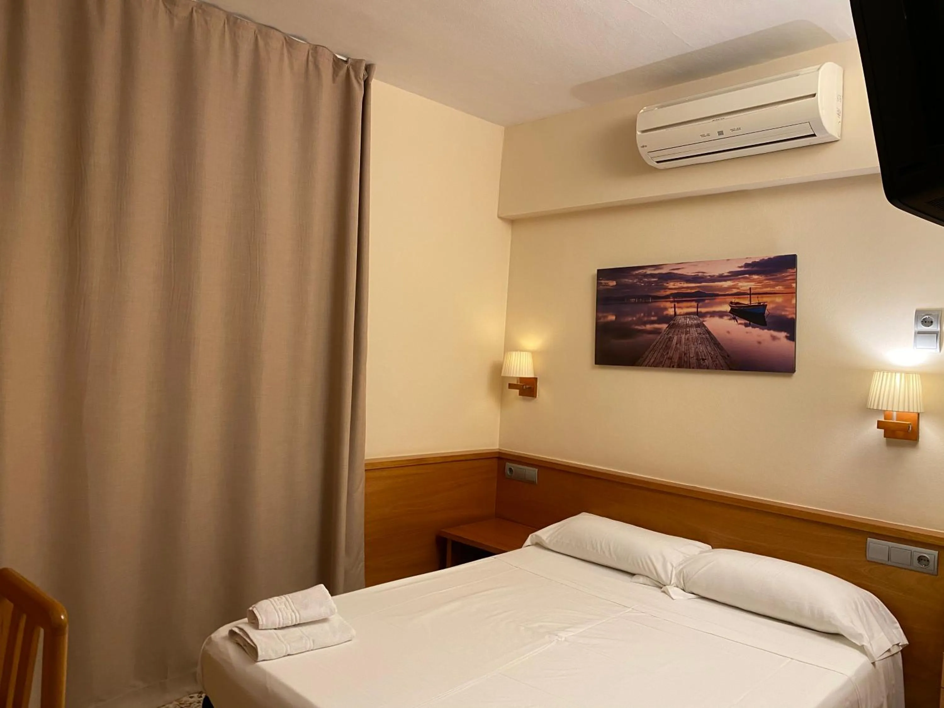 Bedroom, Bed in HOSTAL GALICIA CARDEDEU