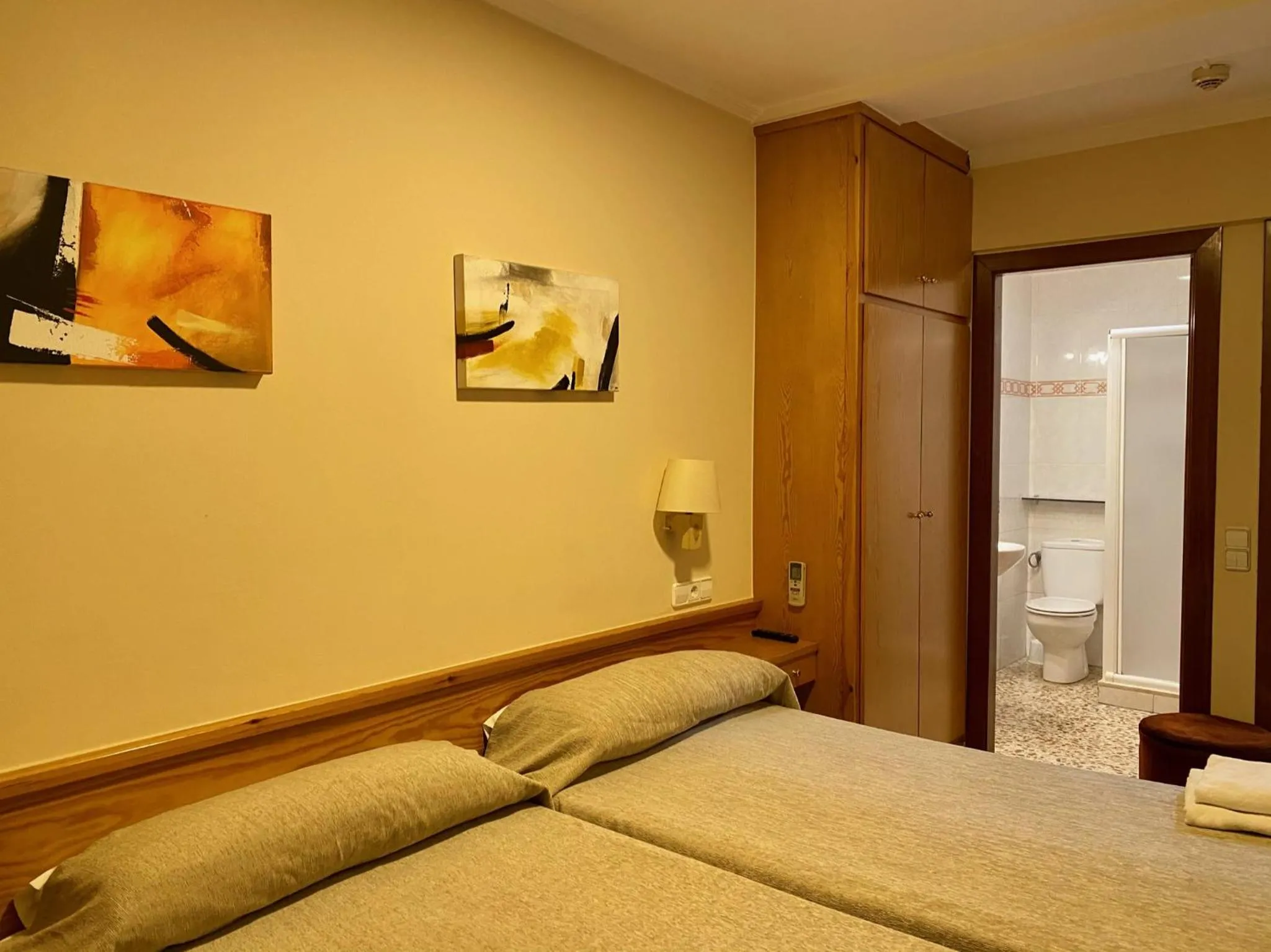 Bedroom, Bed in HOSTAL GALICIA CARDEDEU