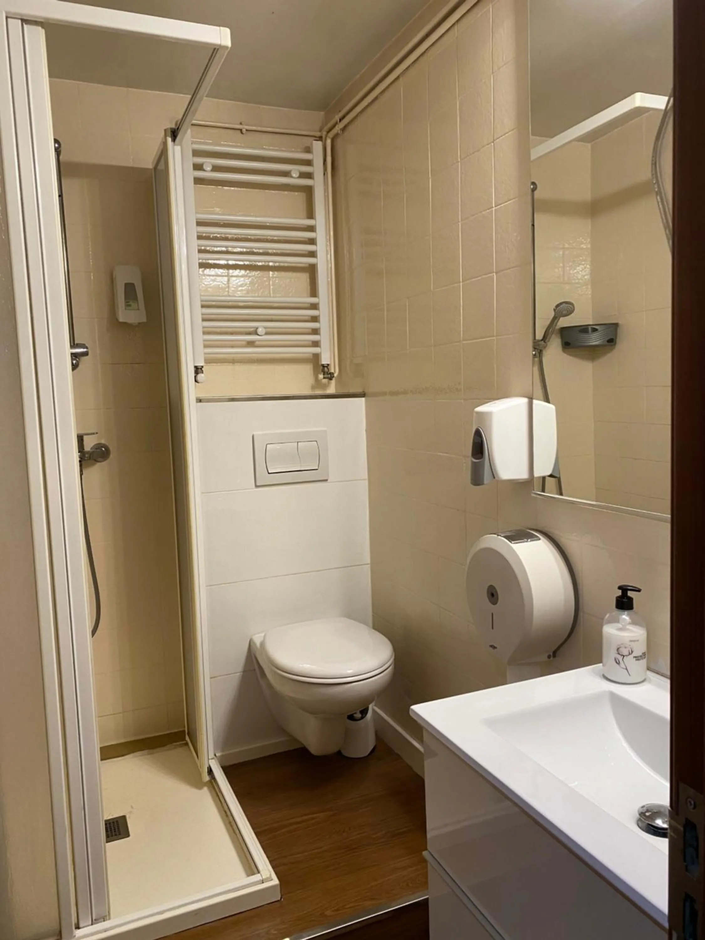 Bathroom in HOSTAL GALICIA CARDEDEU