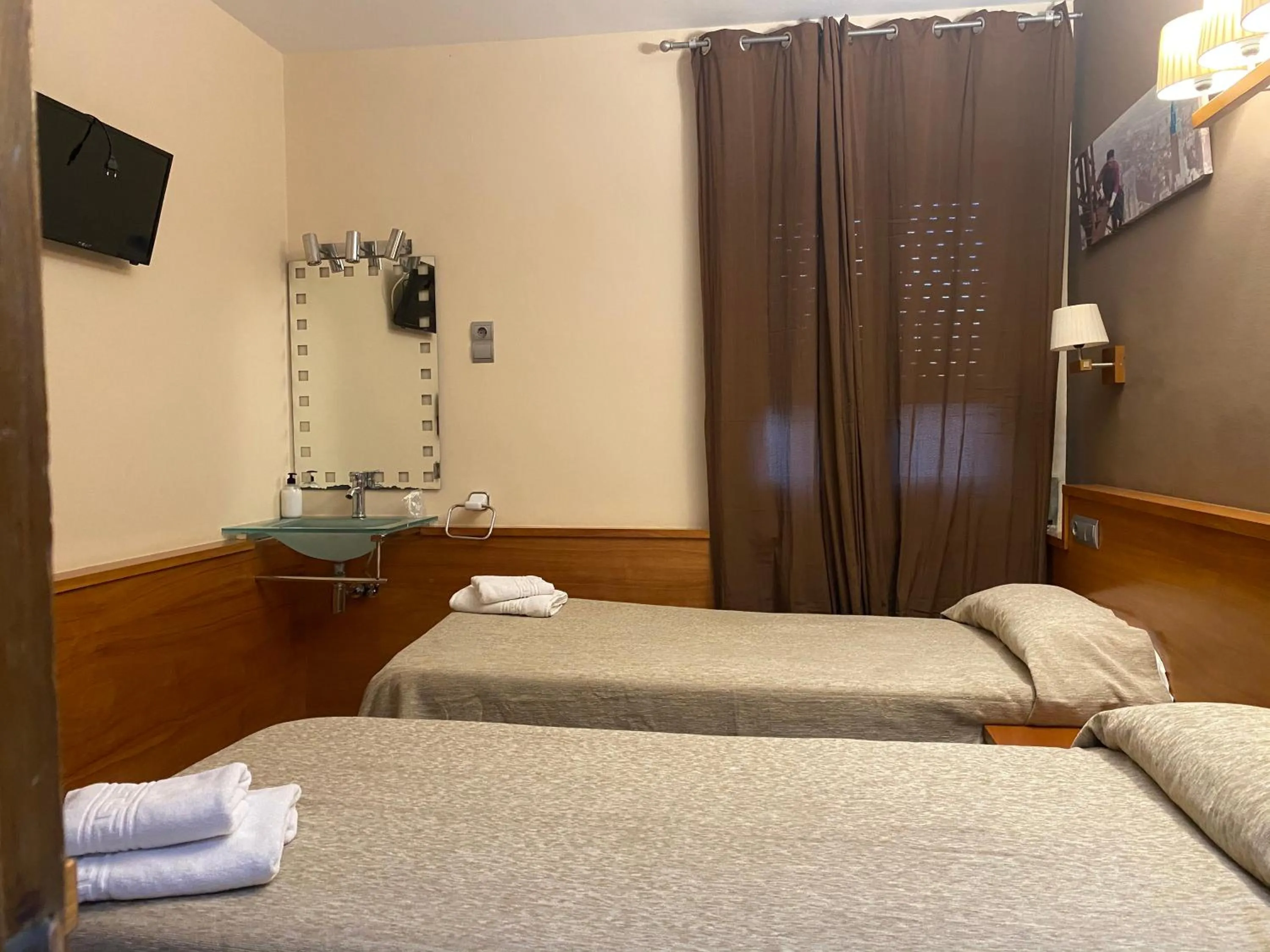 Bedroom, Bed in HOSTAL GALICIA CARDEDEU