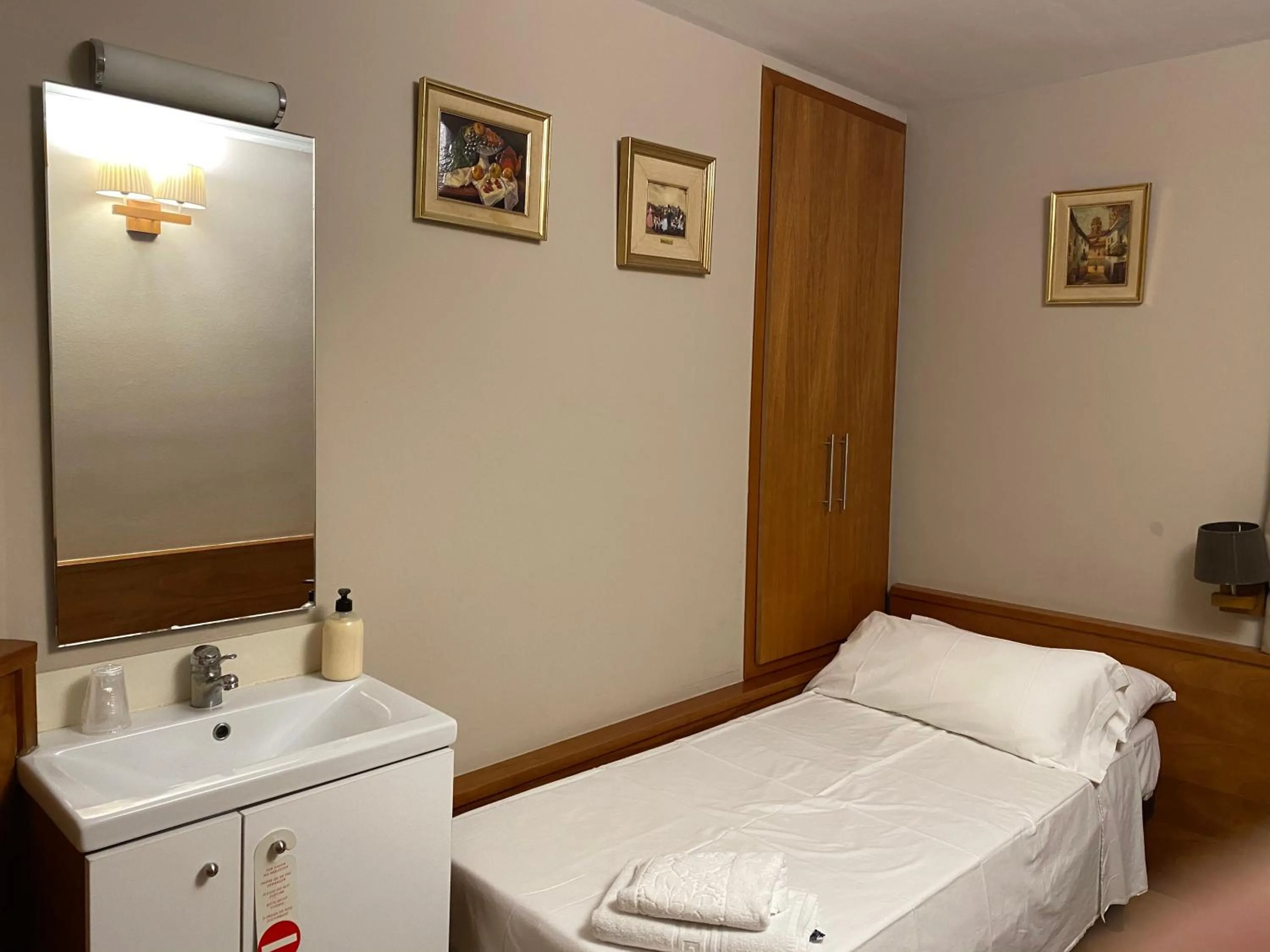 Bed in HOSTAL GALICIA CARDEDEU