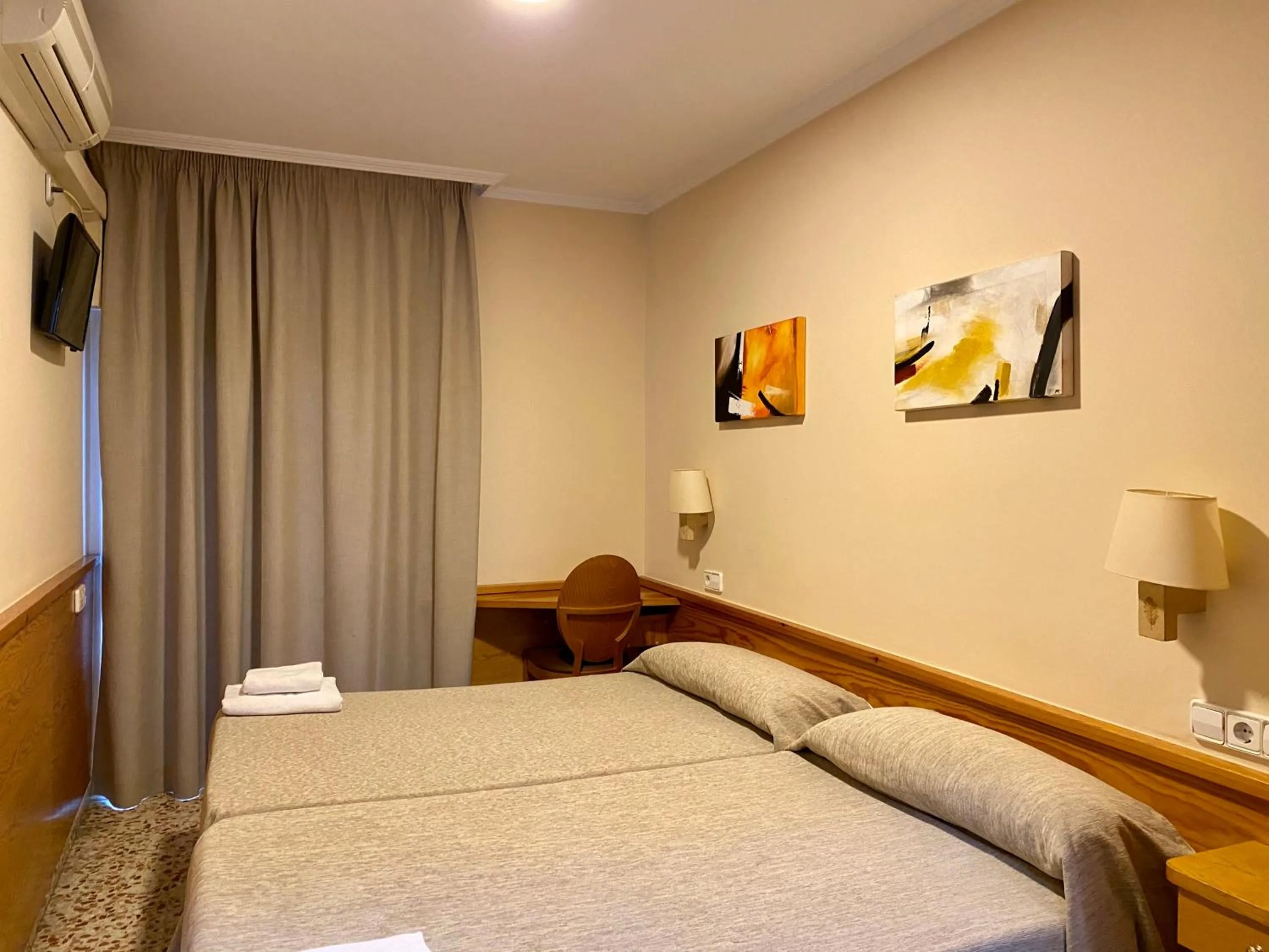 towels, Bed in HOSTAL GALICIA CARDEDEU