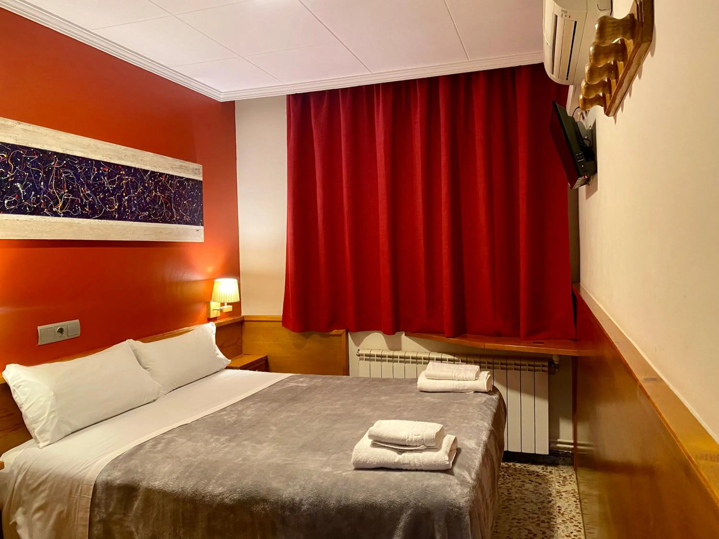 Bedroom, Bed in HOSTAL GALICIA CARDEDEU