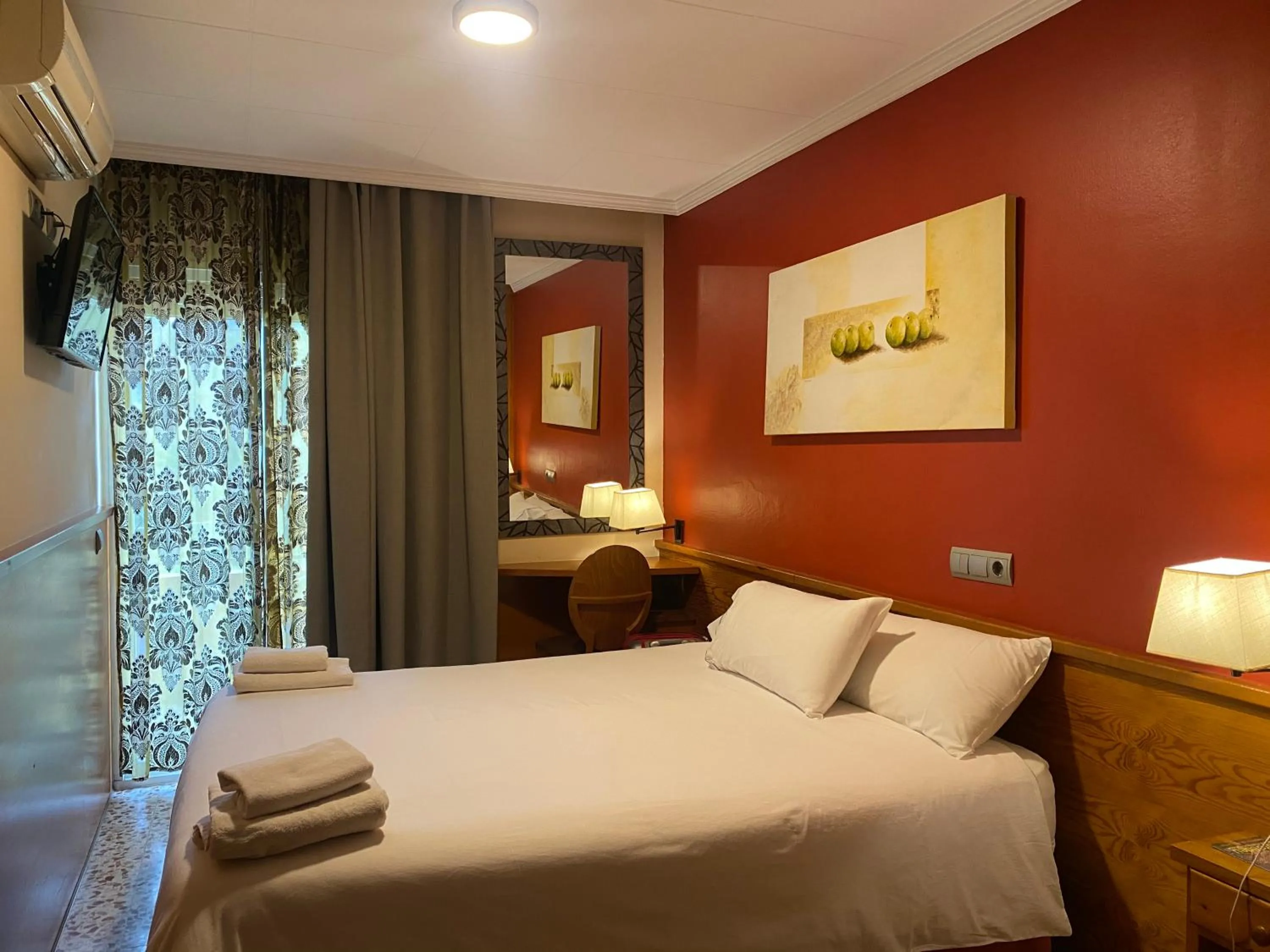 Bedroom, Bed in HOSTAL GALICIA CARDEDEU