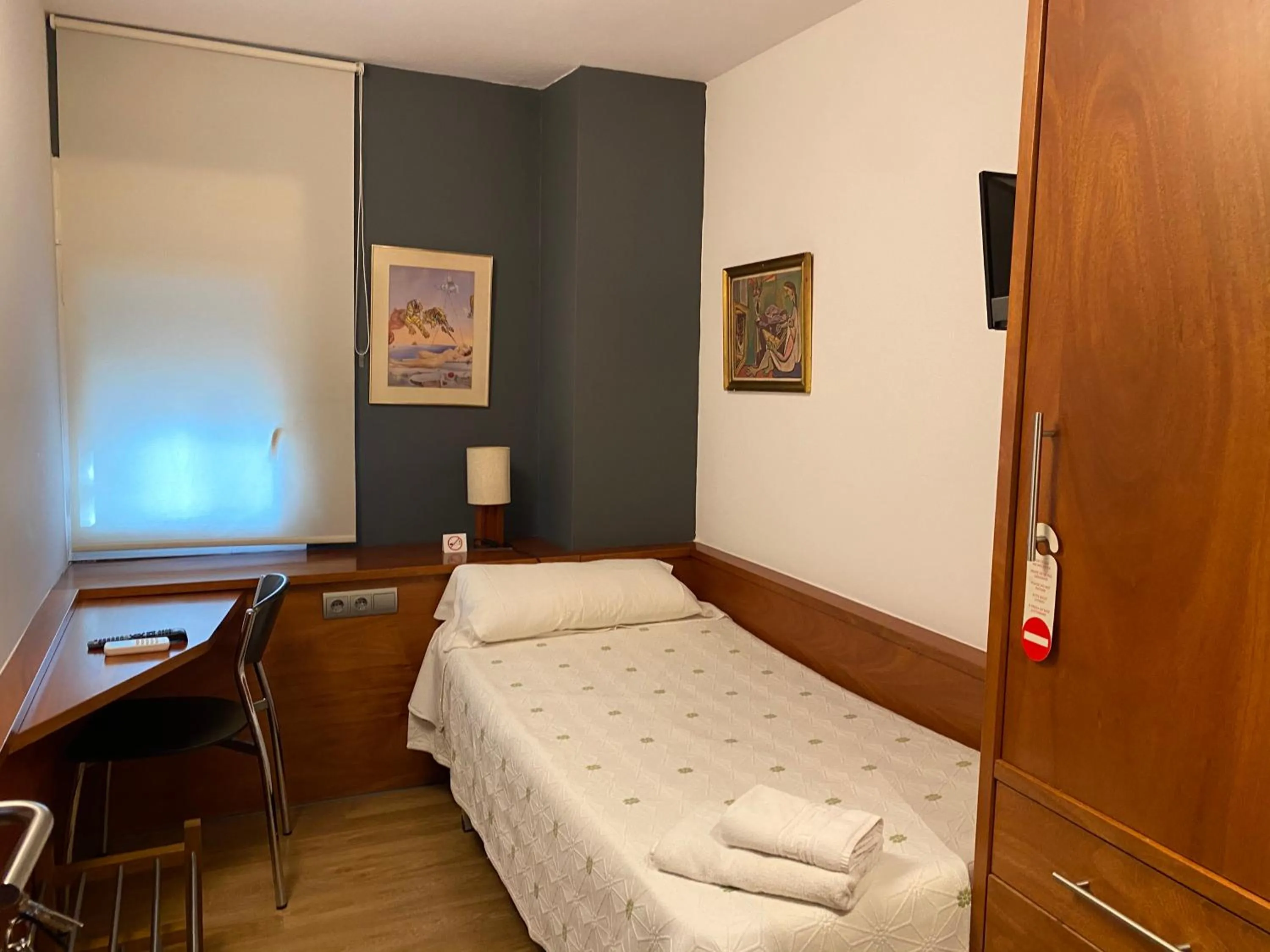 Bedroom, Bed in HOSTAL GALICIA CARDEDEU