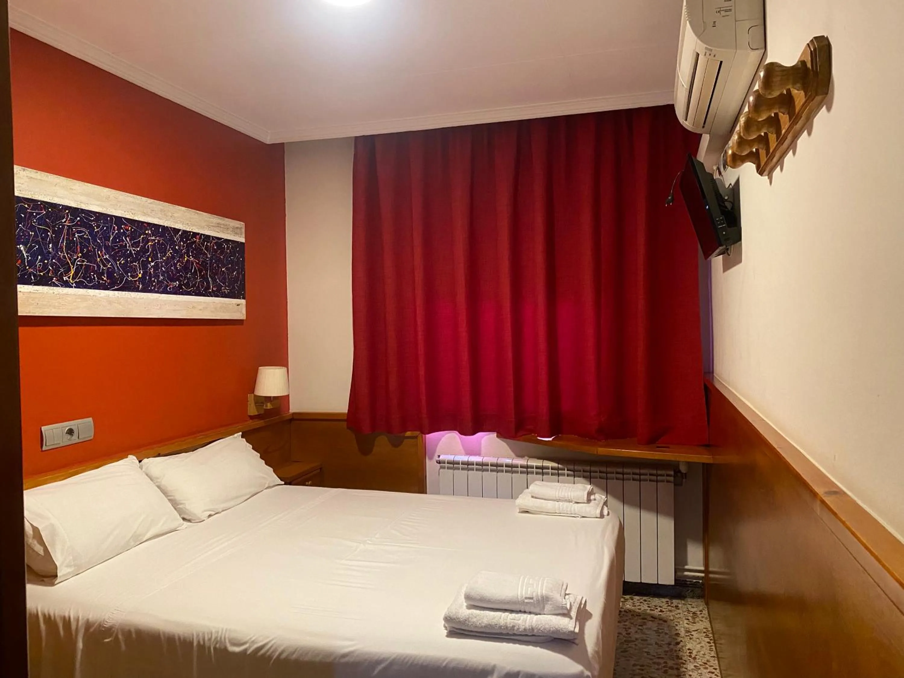 Bedroom, Bed in HOSTAL GALICIA CARDEDEU