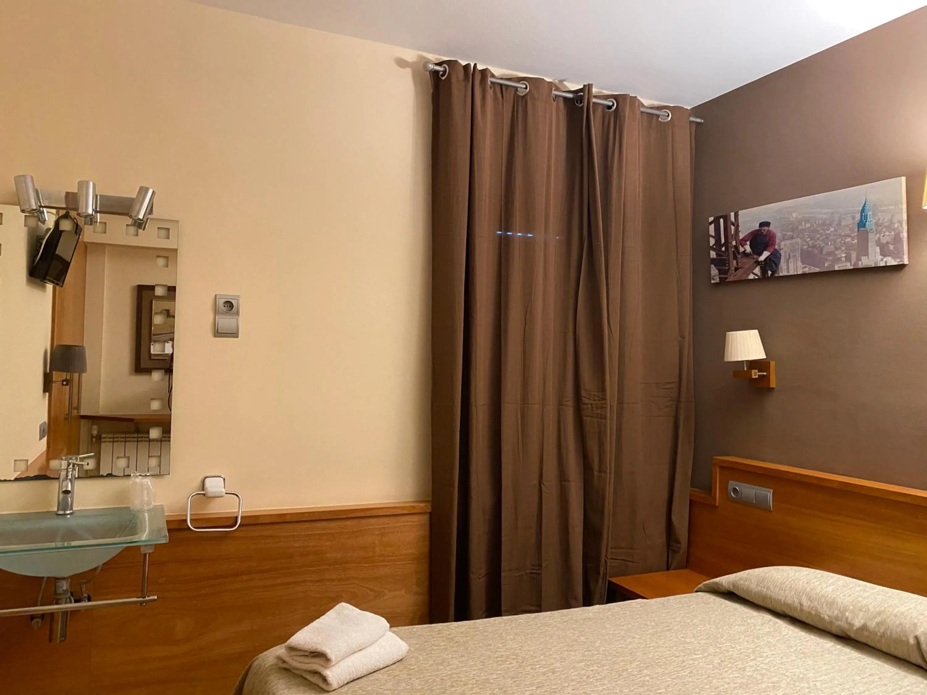 towels, Bed in HOSTAL GALICIA CARDEDEU