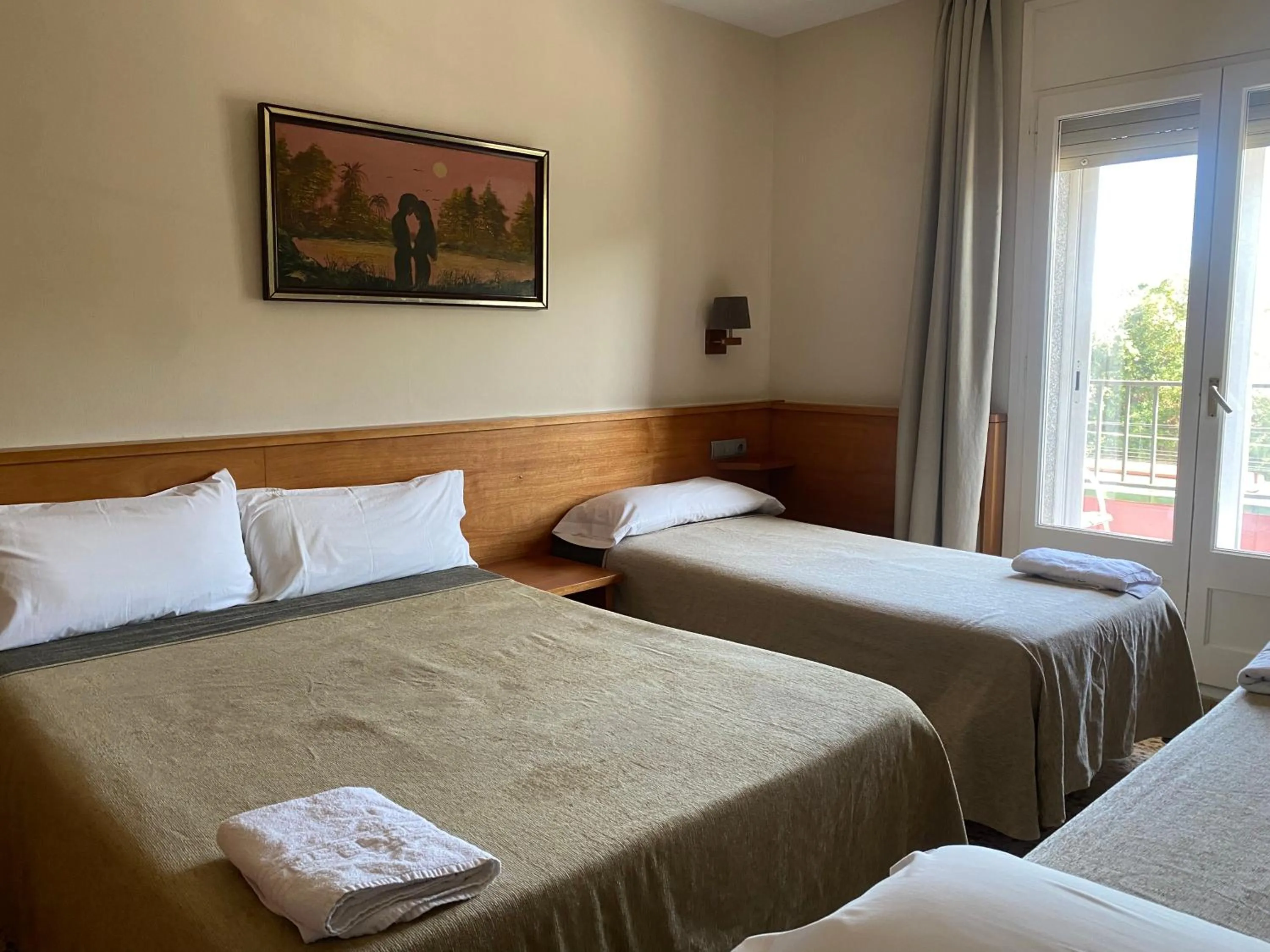 Bedroom, Bed in HOSTAL GALICIA CARDEDEU