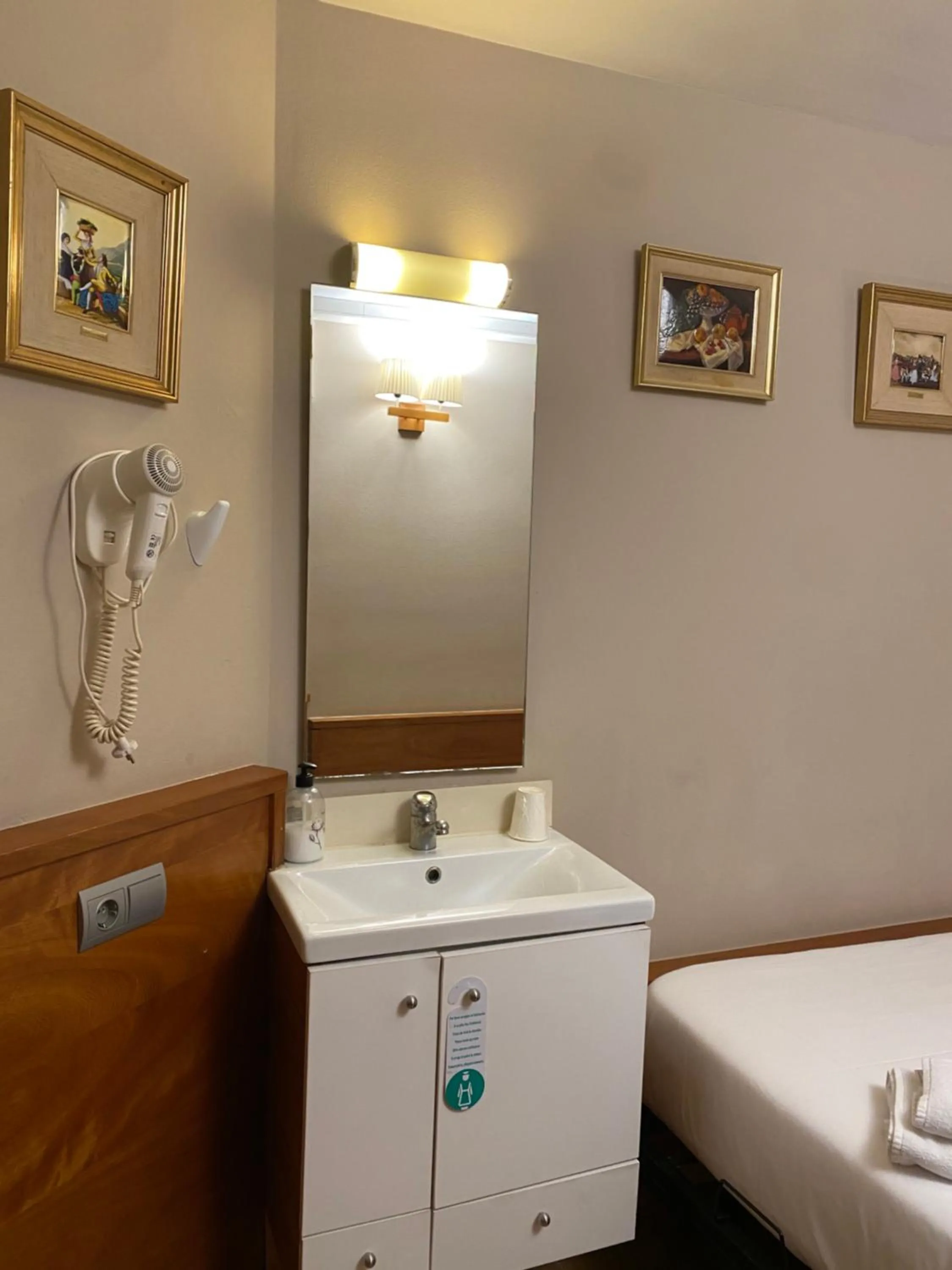 Toilet in HOSTAL GALICIA CARDEDEU