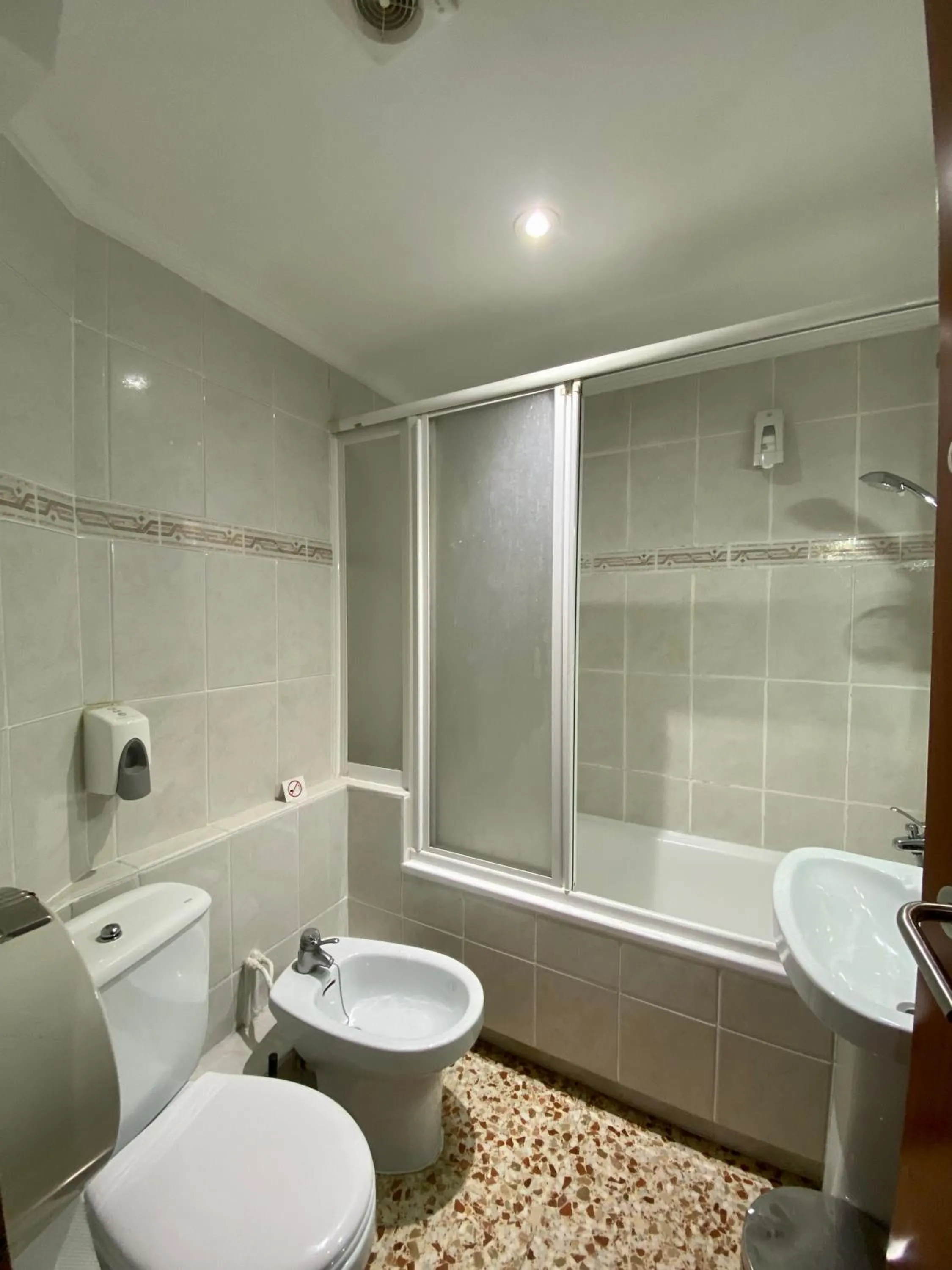 Toilet in HOSTAL GALICIA CARDEDEU