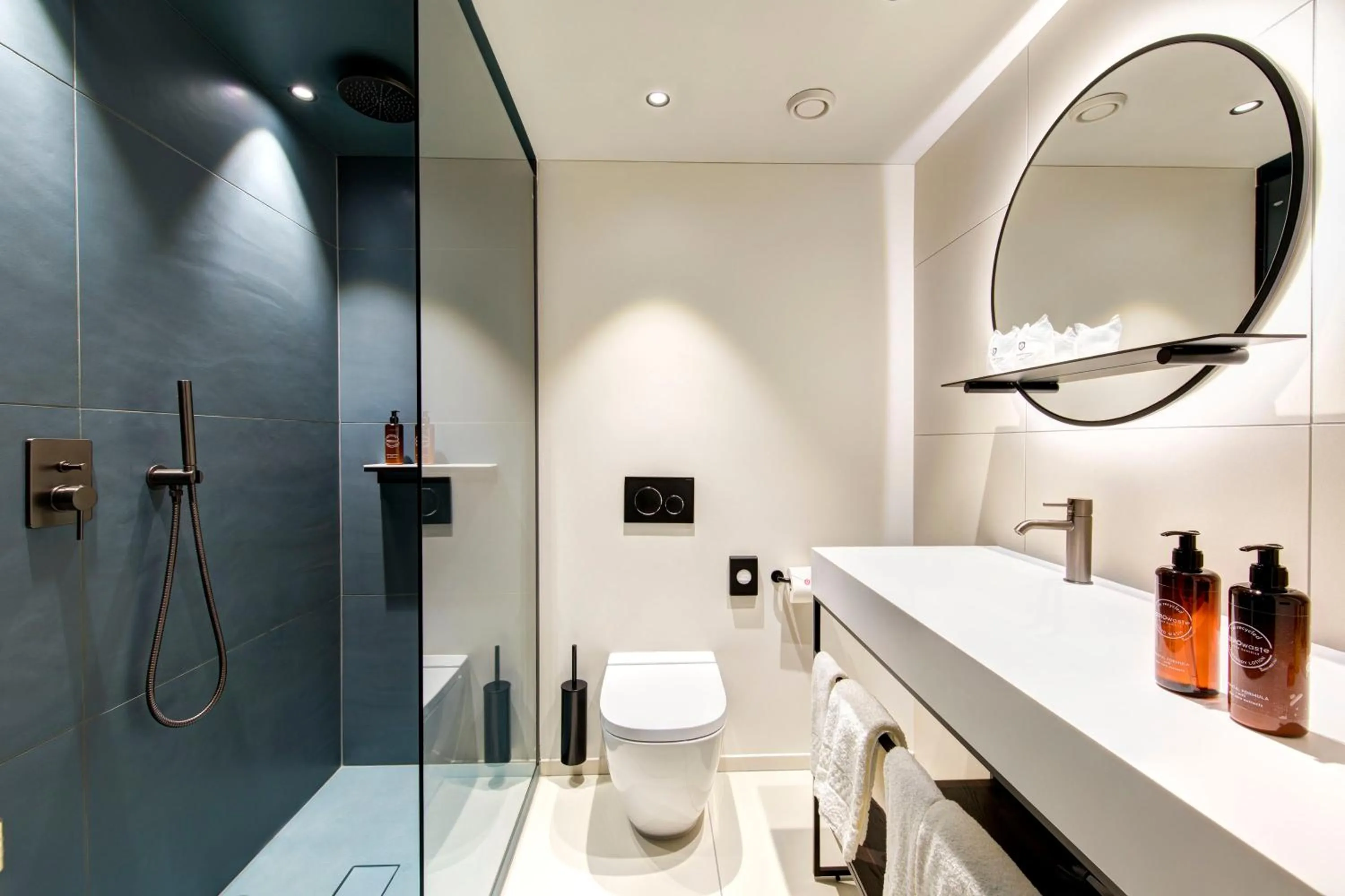 Shower in LUGANODANTE Boutique & Lifestyle Hotel