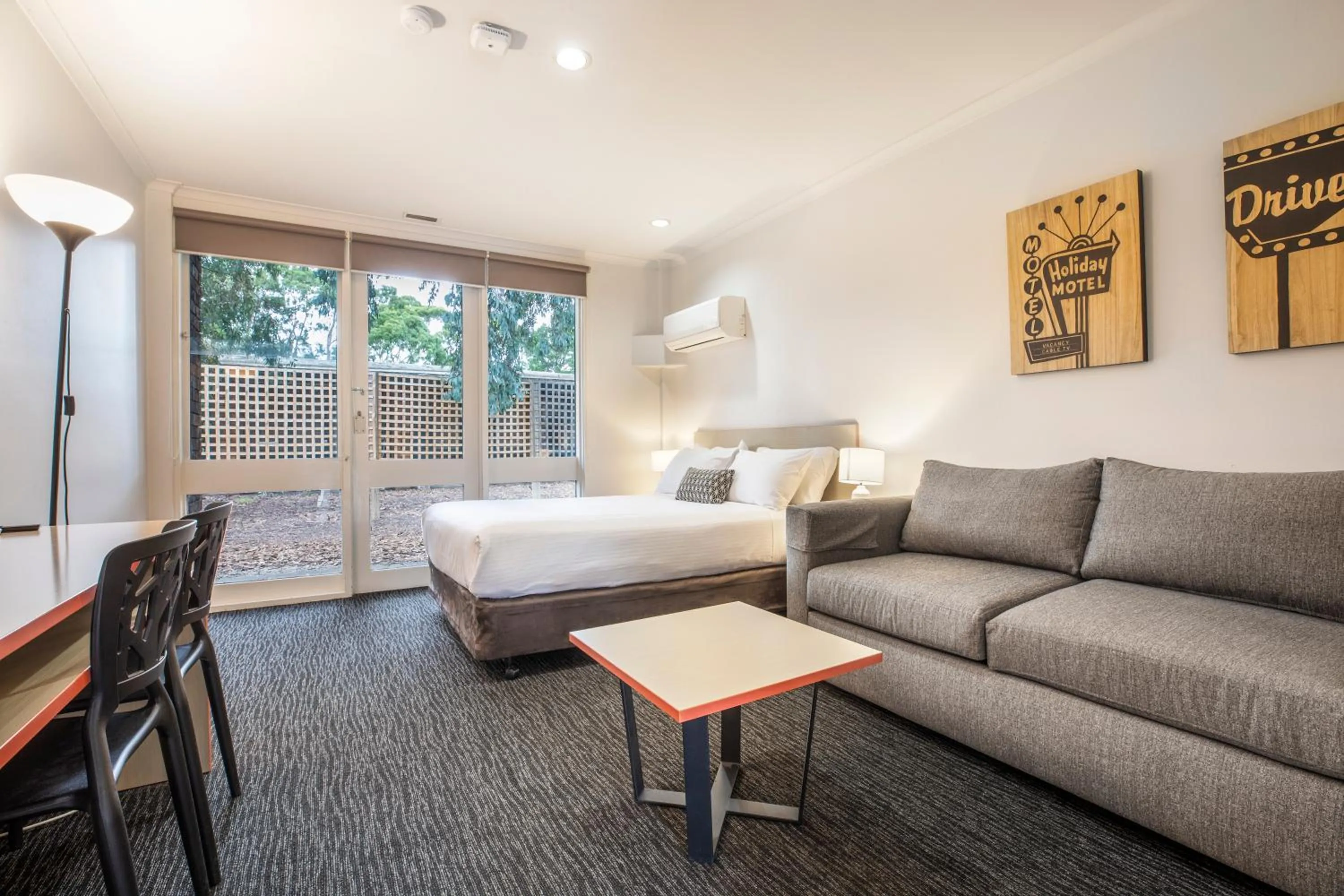 Bed in Burvale Hotel