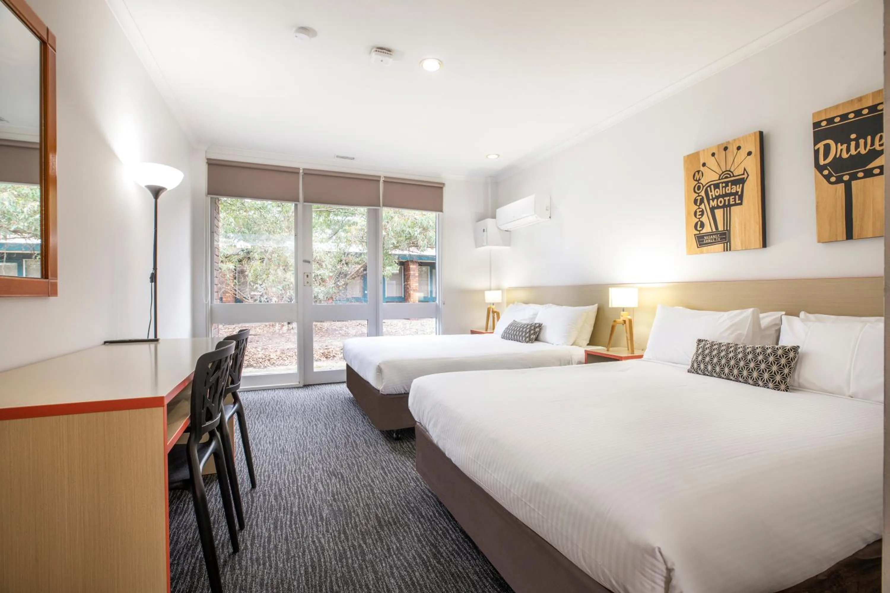 Bedroom, Bed in Burvale Hotel