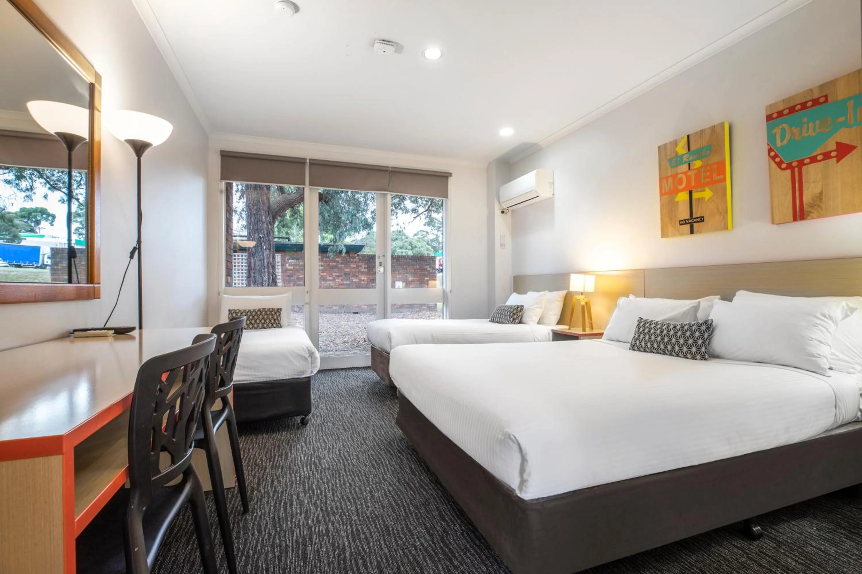 Bed in Burvale Hotel