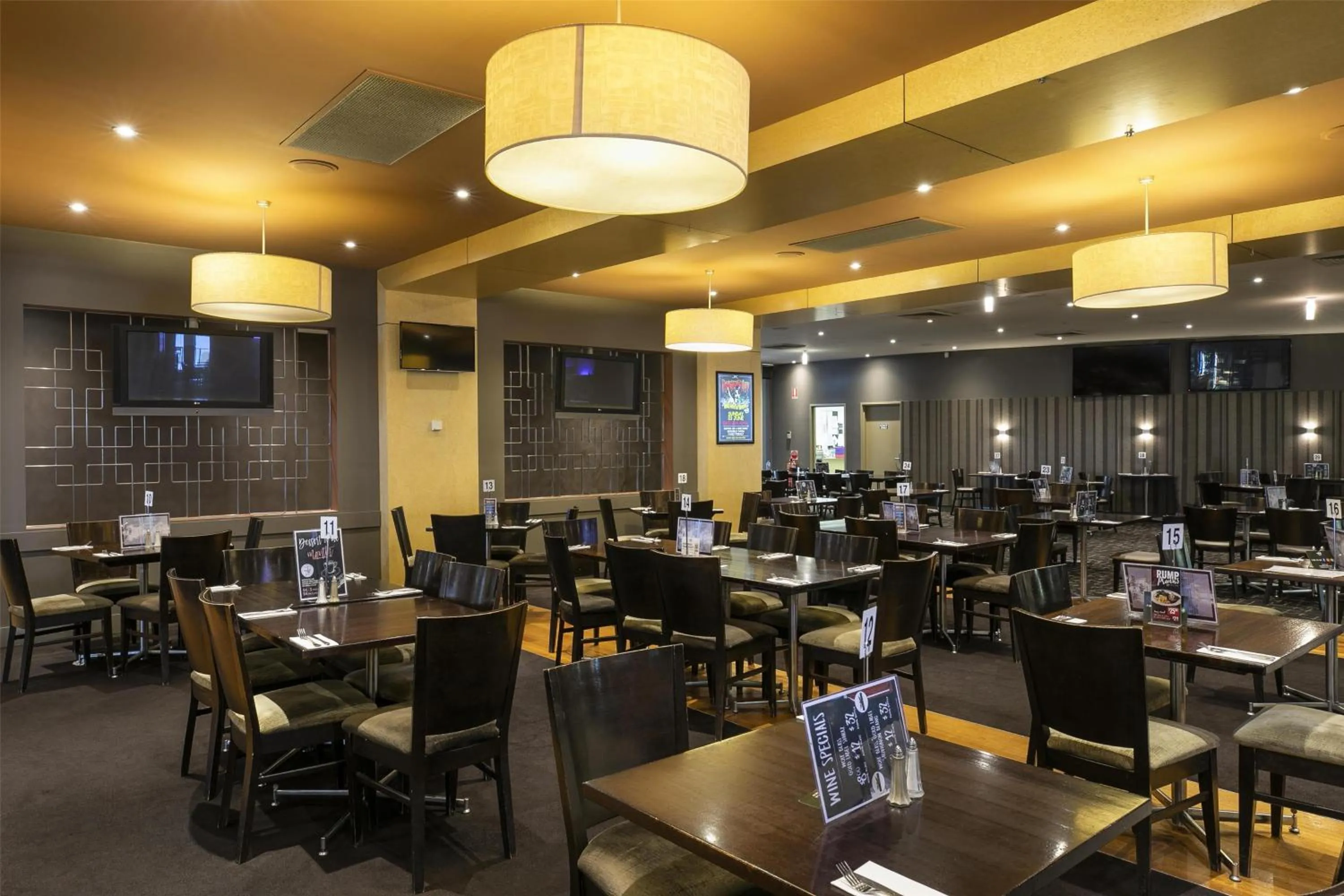 Restaurant/places to eat in Nightcap at Excelsior Hotel