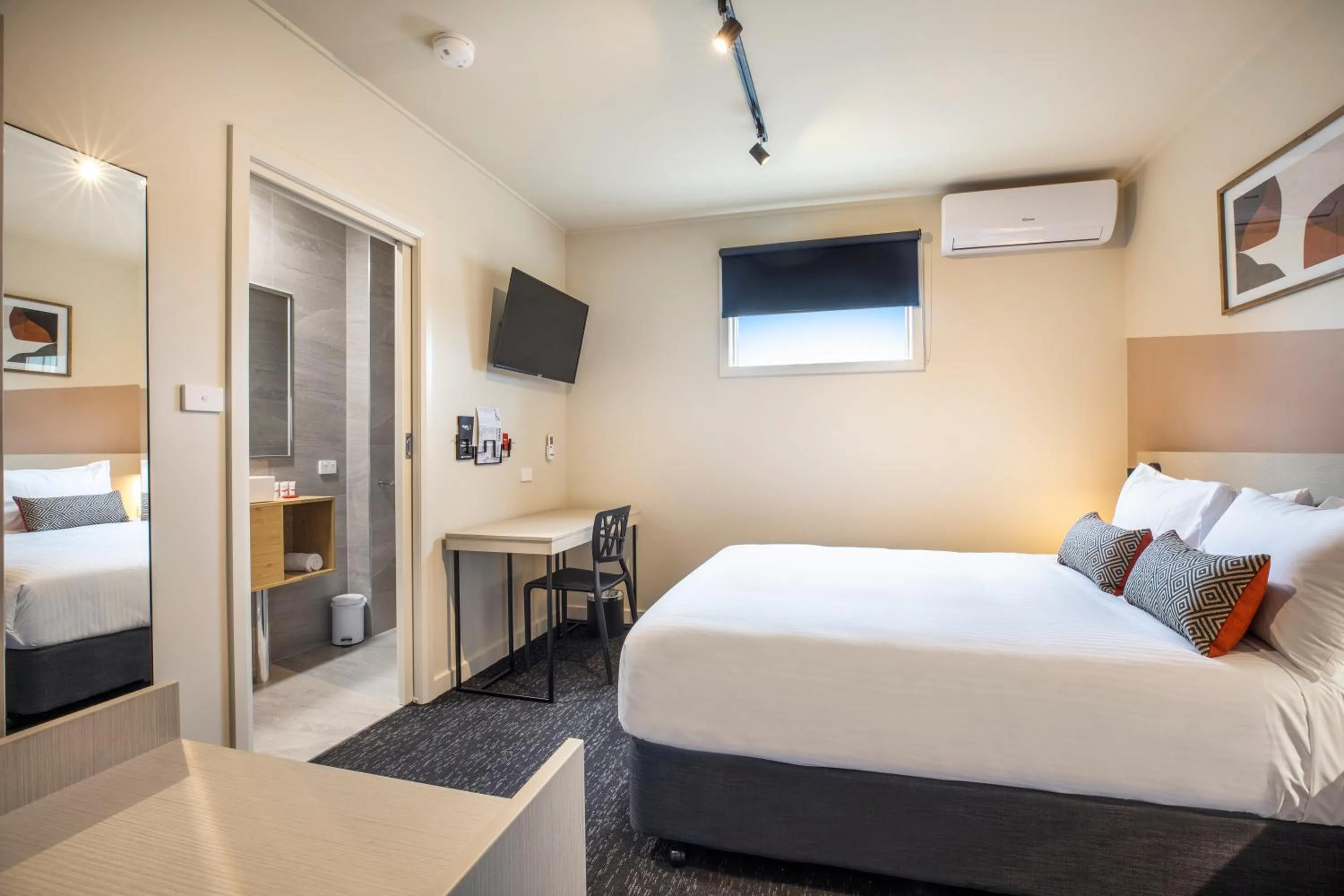 Photo of the whole room, Bed in Nightcap at Manhattan Hotel