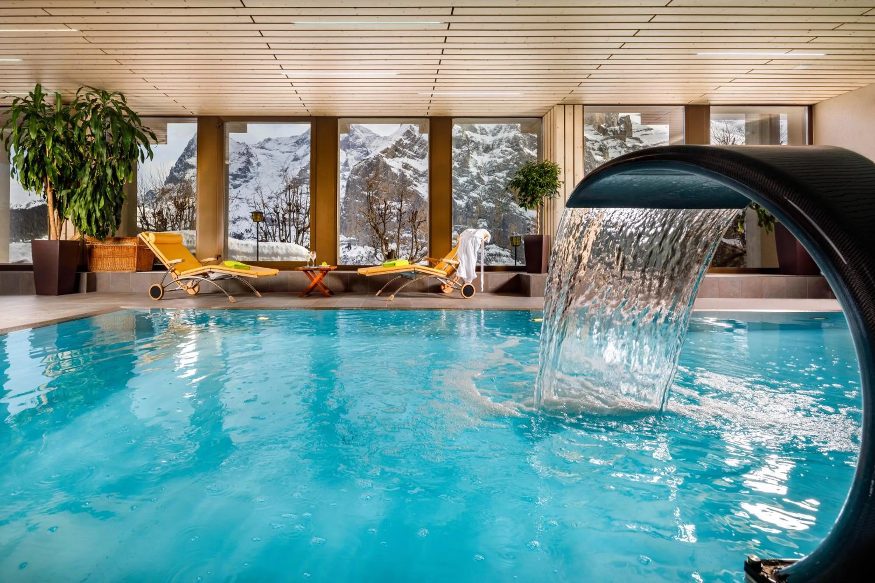 Swimming pool in Eiger Mürren Swiss Quality Hotel