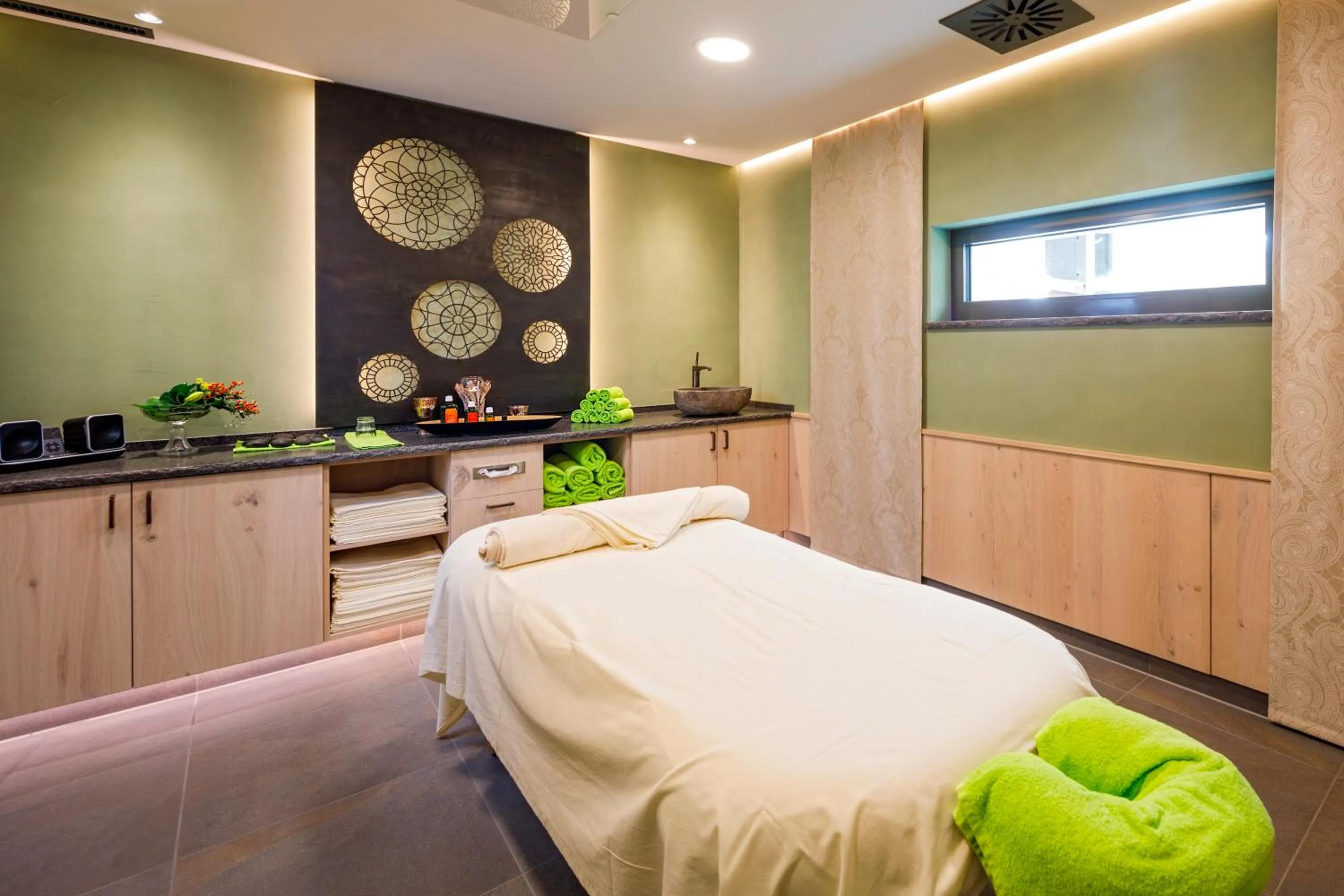 Massage, Bed in Eiger Mürren Swiss Quality Hotel