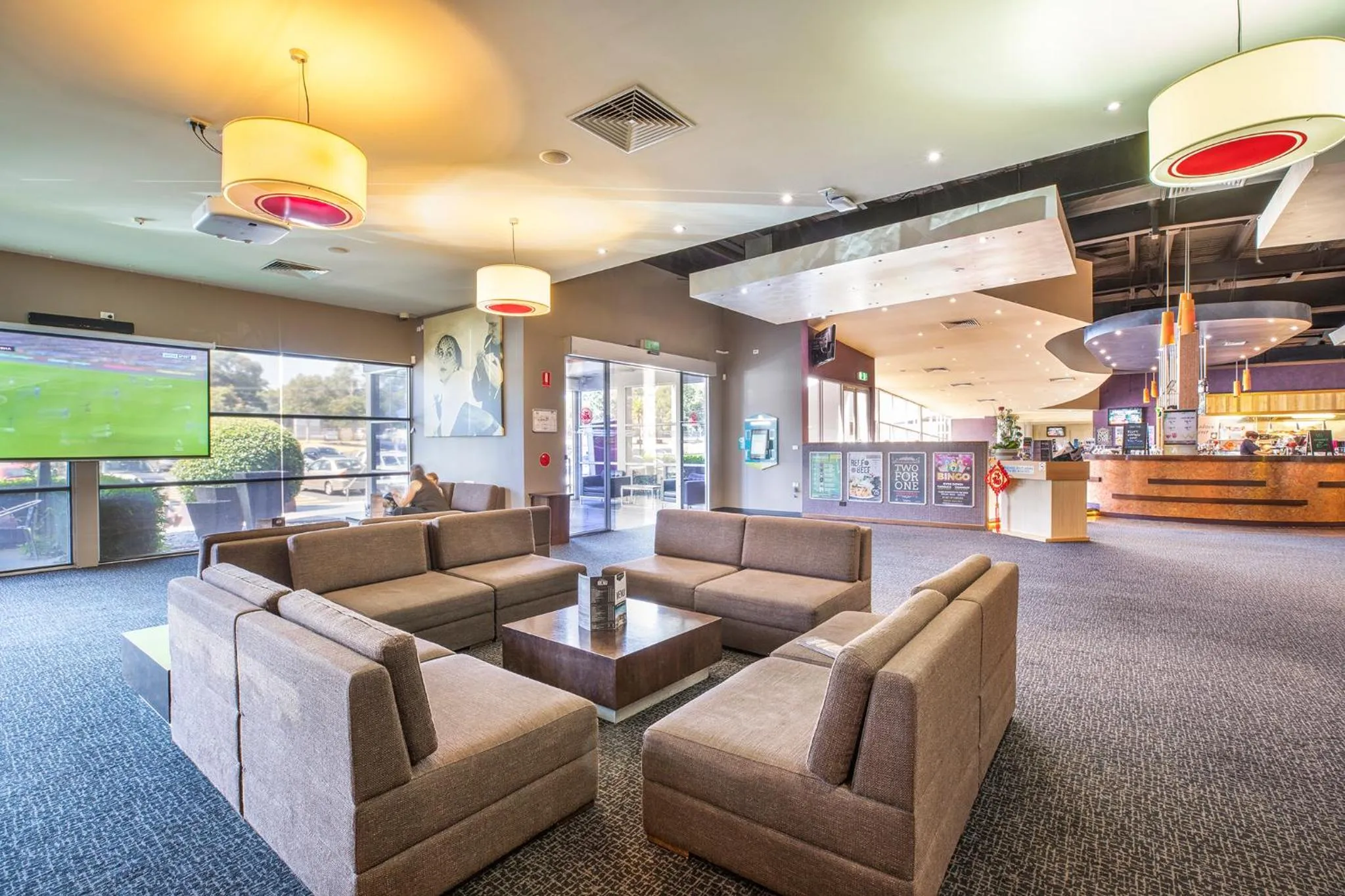 Lounge or bar in Nightcap at Sandown Park Hotel